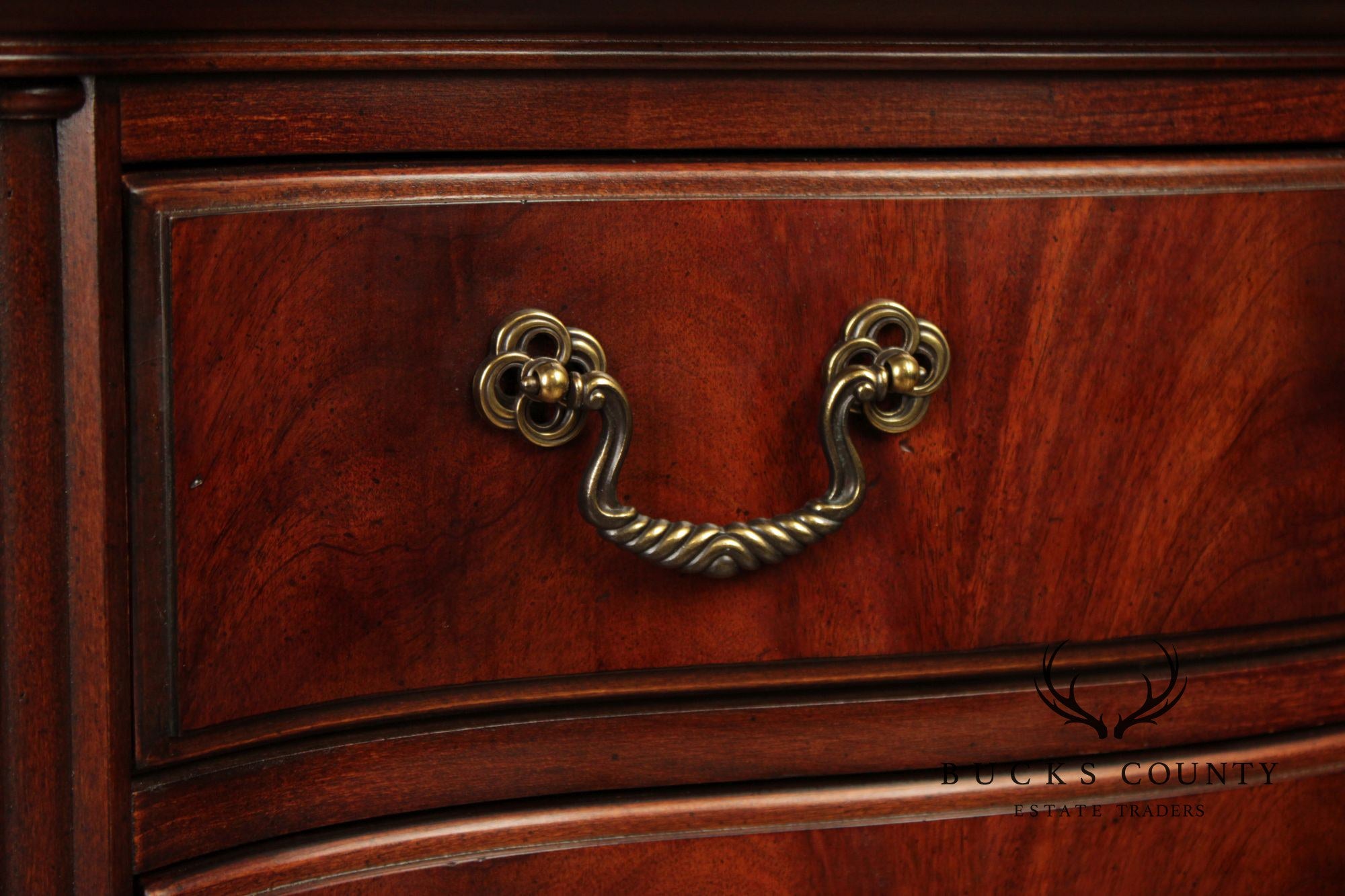 Thomasville 'Kent Park' Pair of Mahogany Nightstands