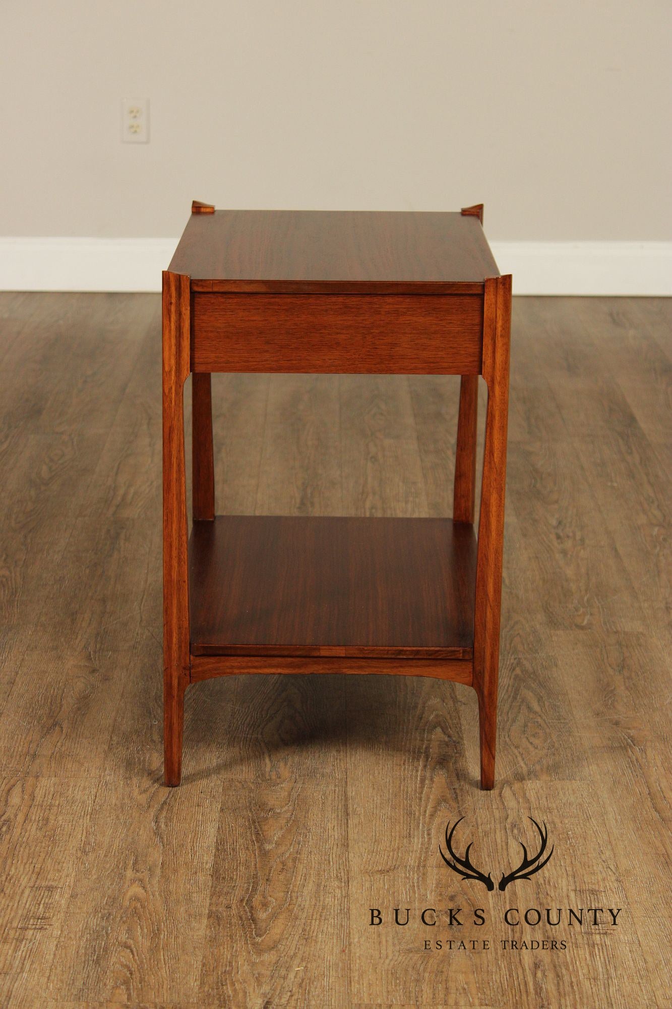 Thomasville Motif Mid Century Modern Walnut Pair Of One Drawer Nightstands