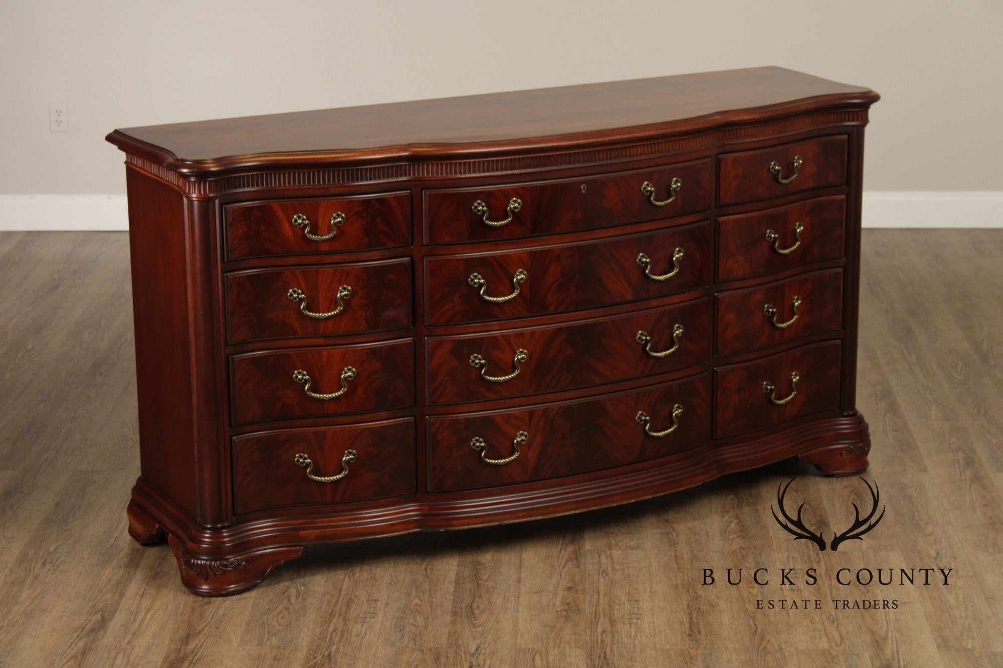 Thomasville 'Kent Park' Serpentine Front Mahogany 12-Drawer Dresser