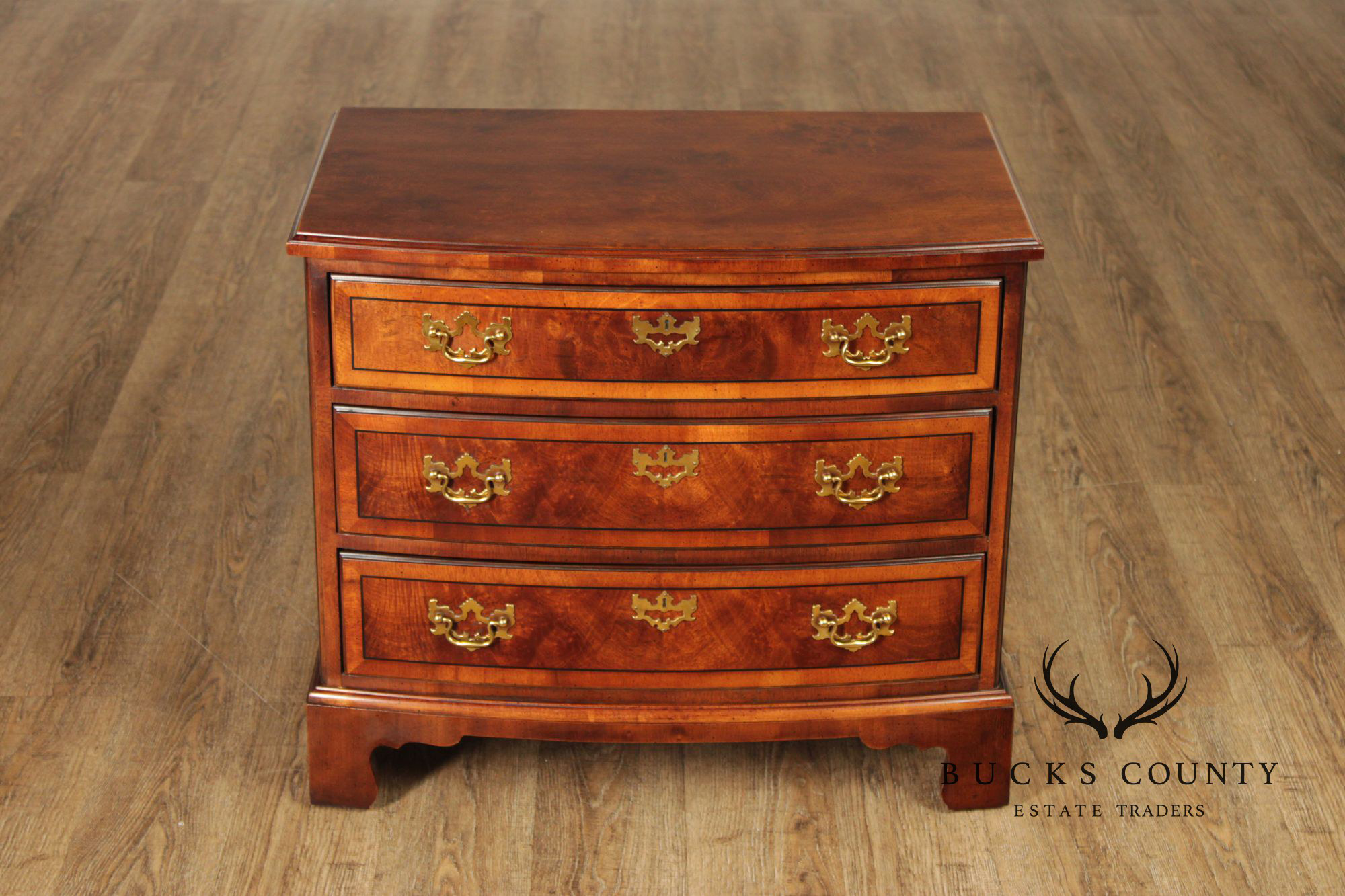 Henredon Aston Court Georgian Style Pair Bowfront Three-Drawer Chest Nightstands