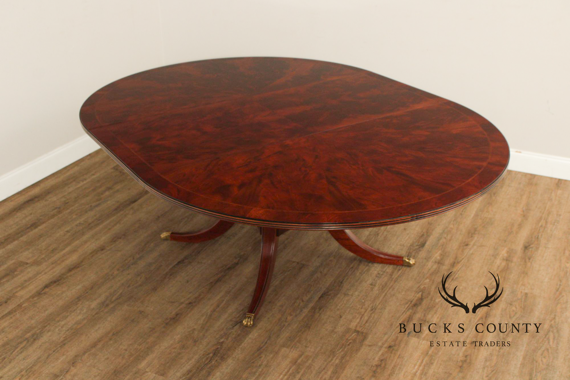 Henredon Round Expandable Flame Mahogany Pedestal Dining Table
