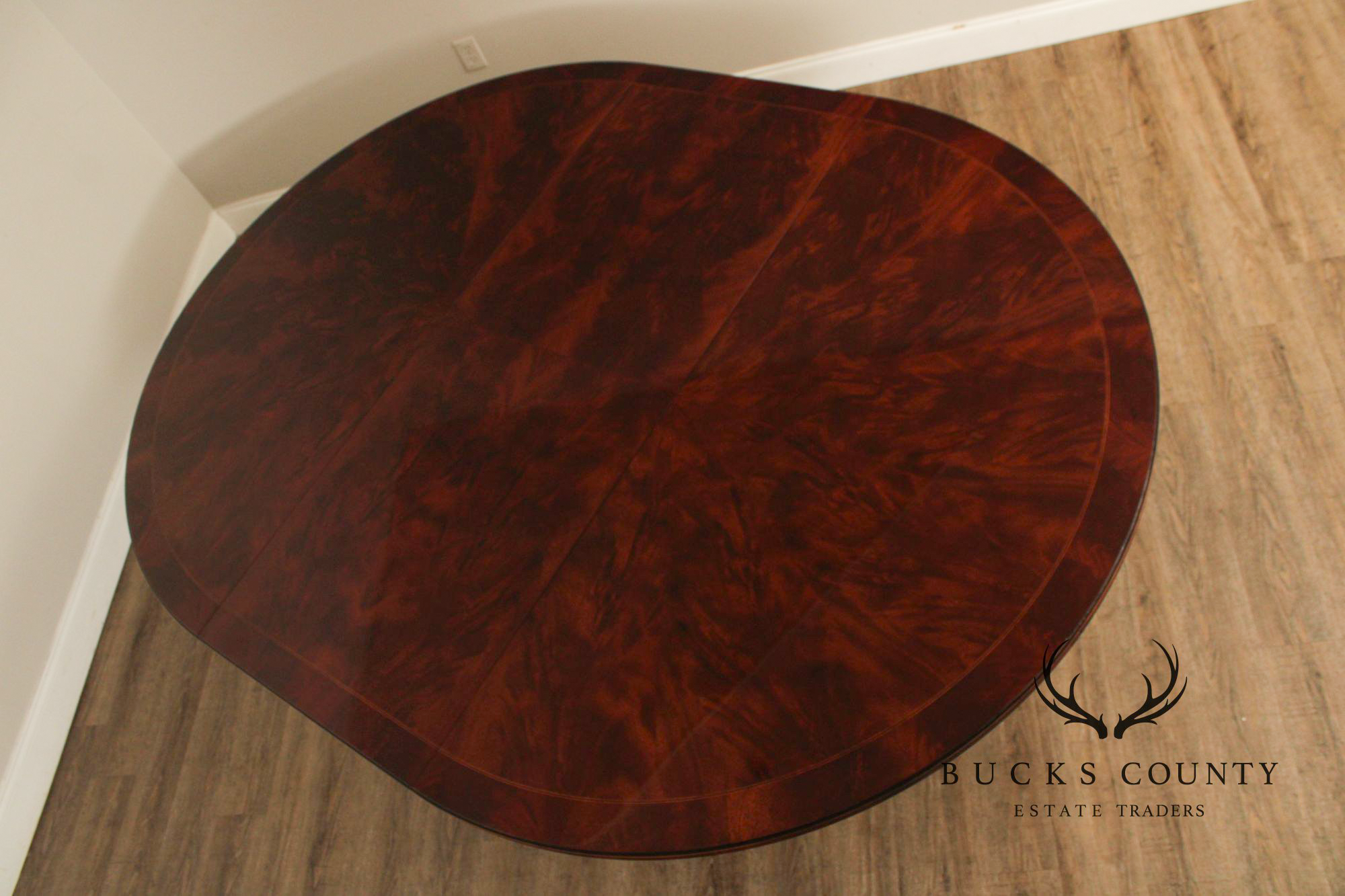 Henredon Round Expandable Flame Mahogany Pedestal Dining Table