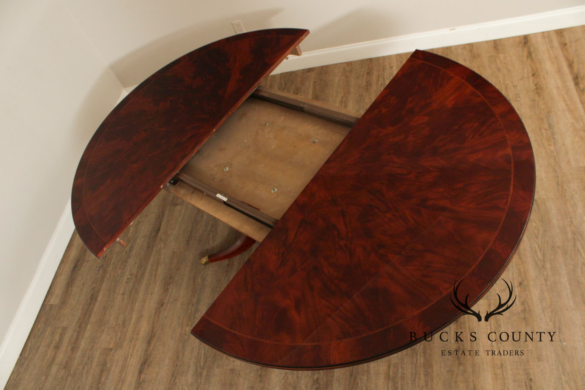 Henredon Round Expandable Flame Mahogany Pedestal Dining Table