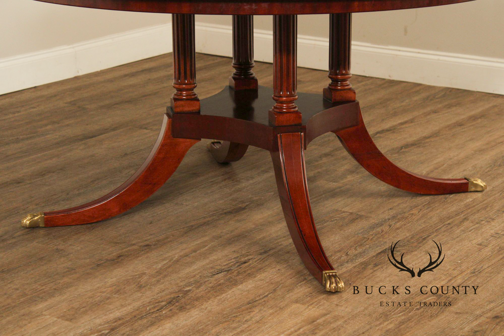 Henredon Round Expandable Flame Mahogany Pedestal Dining Table