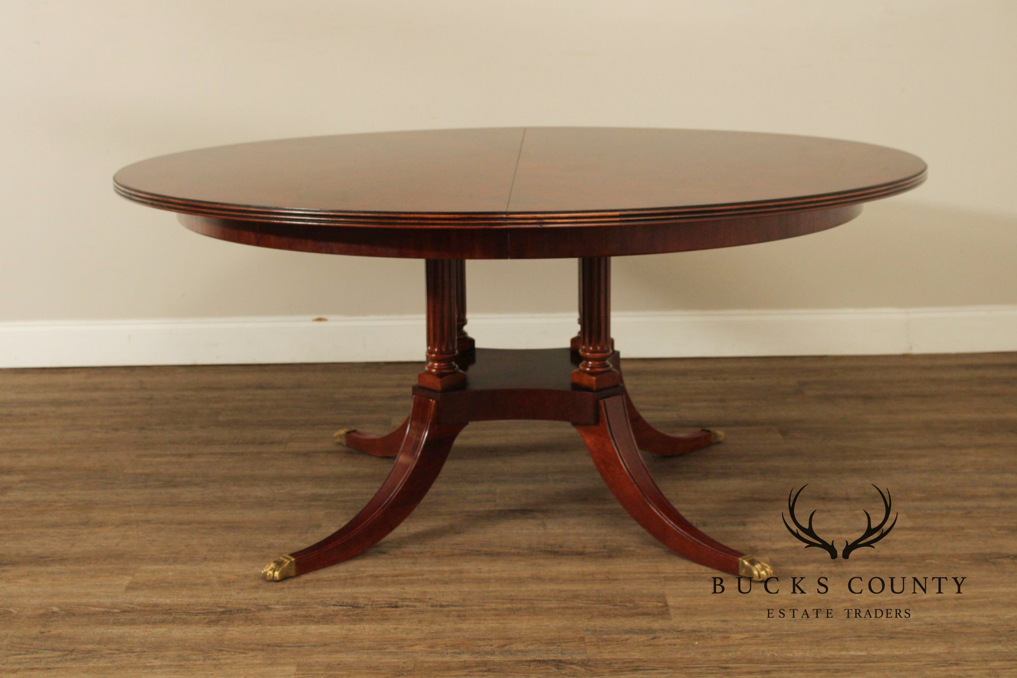 Henredon Round Expandable Flame Mahogany Pedestal Dining Table