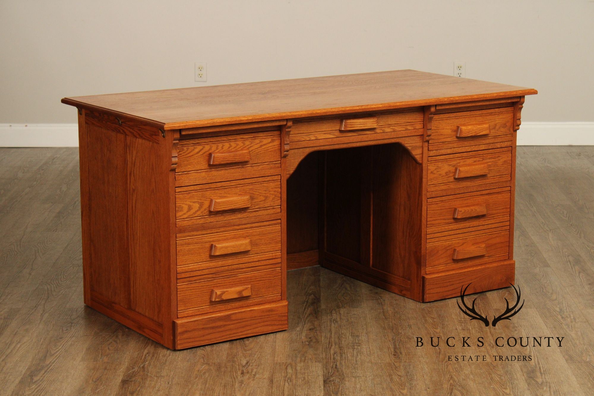 Custom Quality Traditional Solid Oak Kneehole Desk