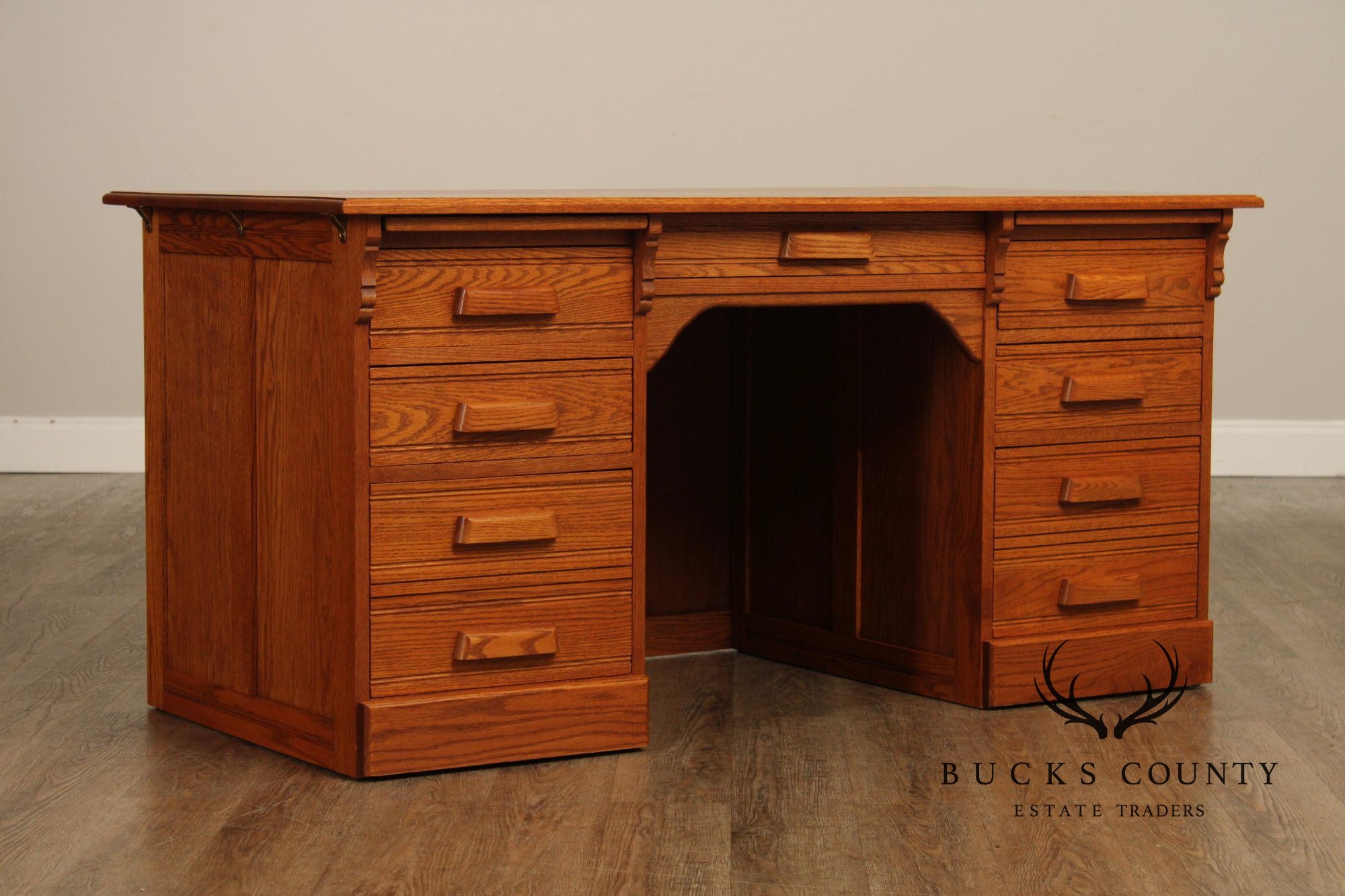 Custom Quality Traditional Solid Oak Kneehole Desk