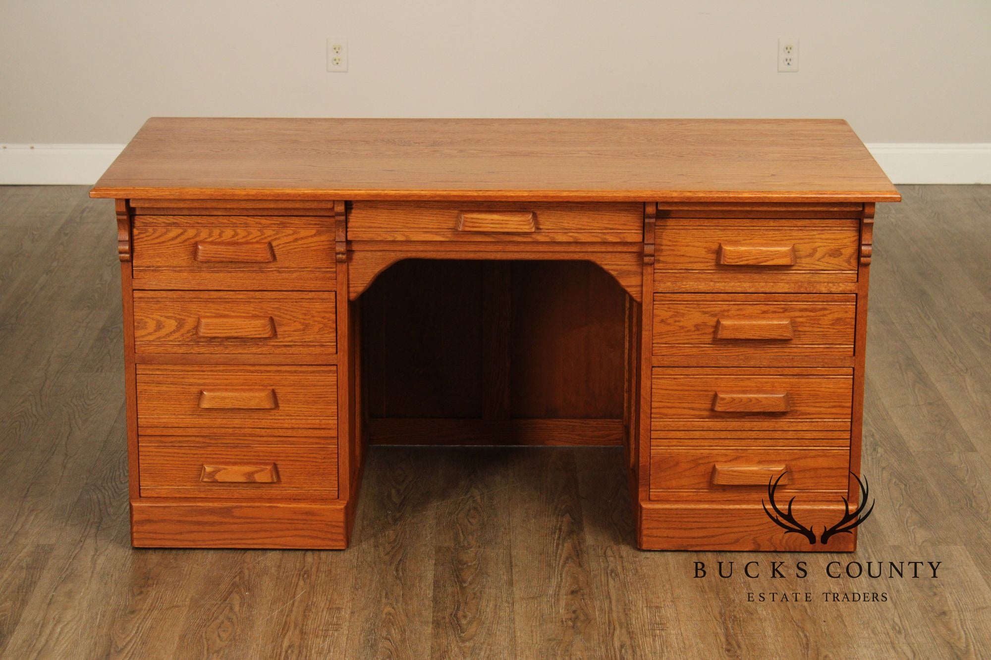 Custom Quality Traditional Solid Oak Kneehole Desk
