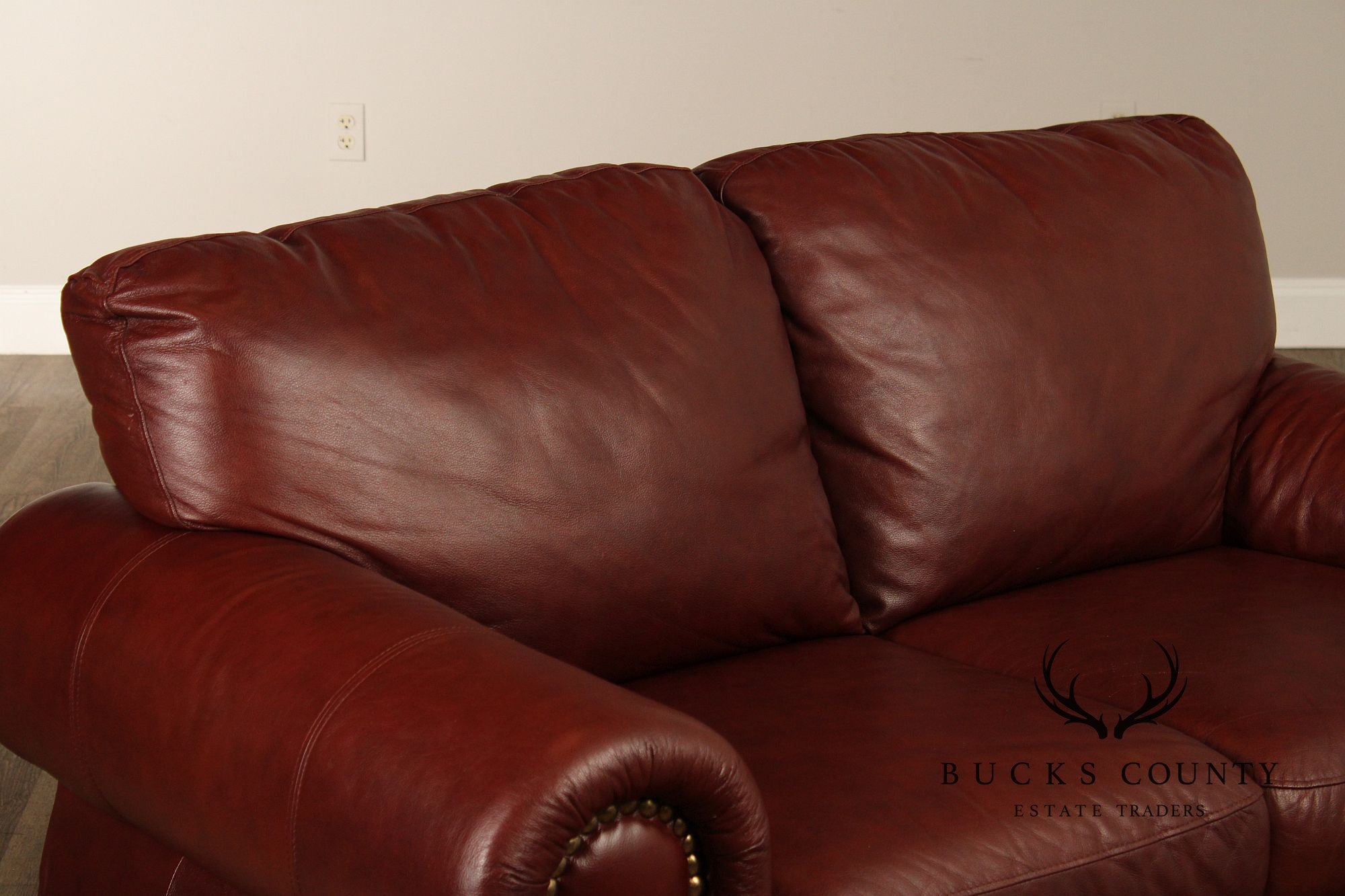 Traditional Leather Loveseat