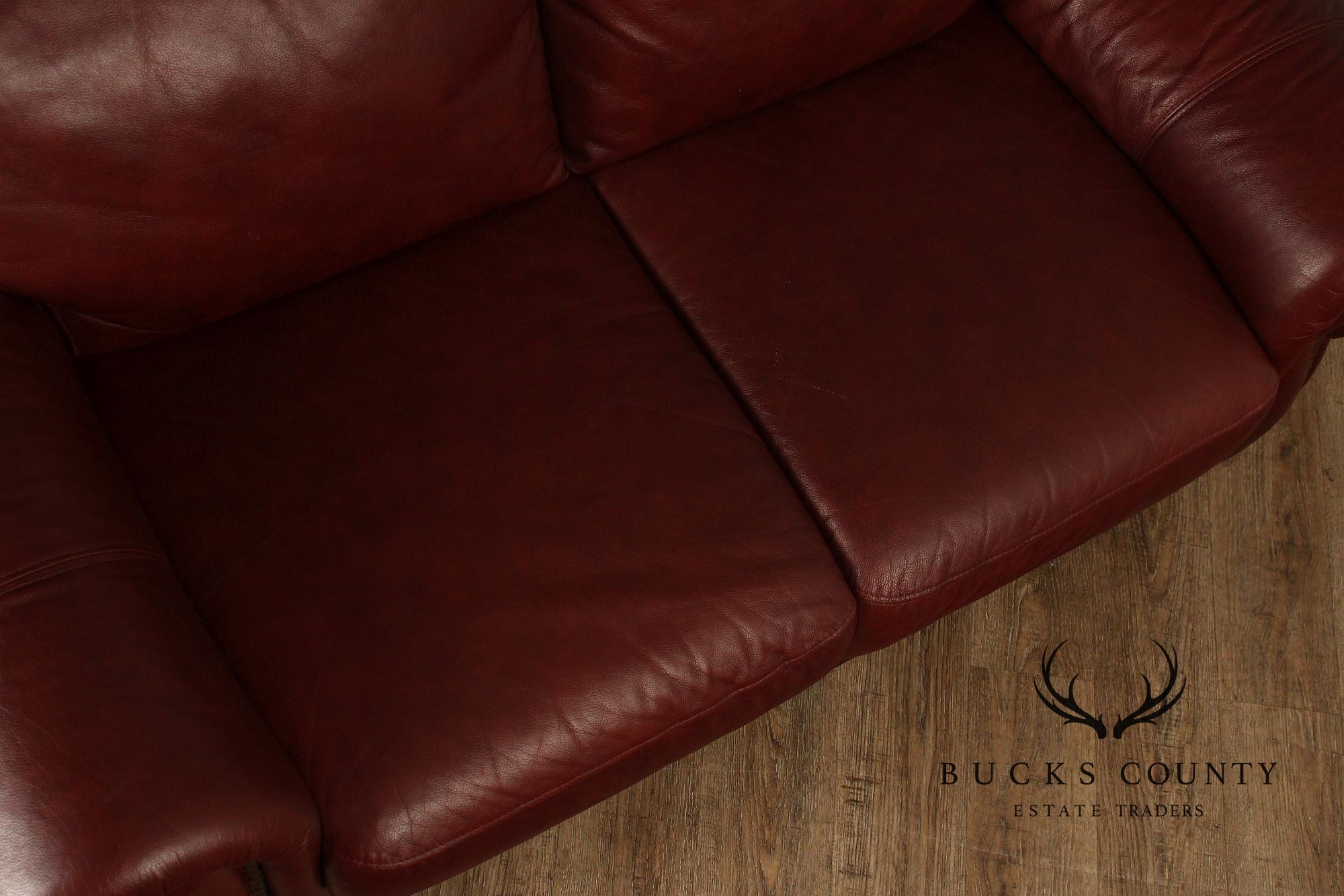 Traditional Leather Loveseat