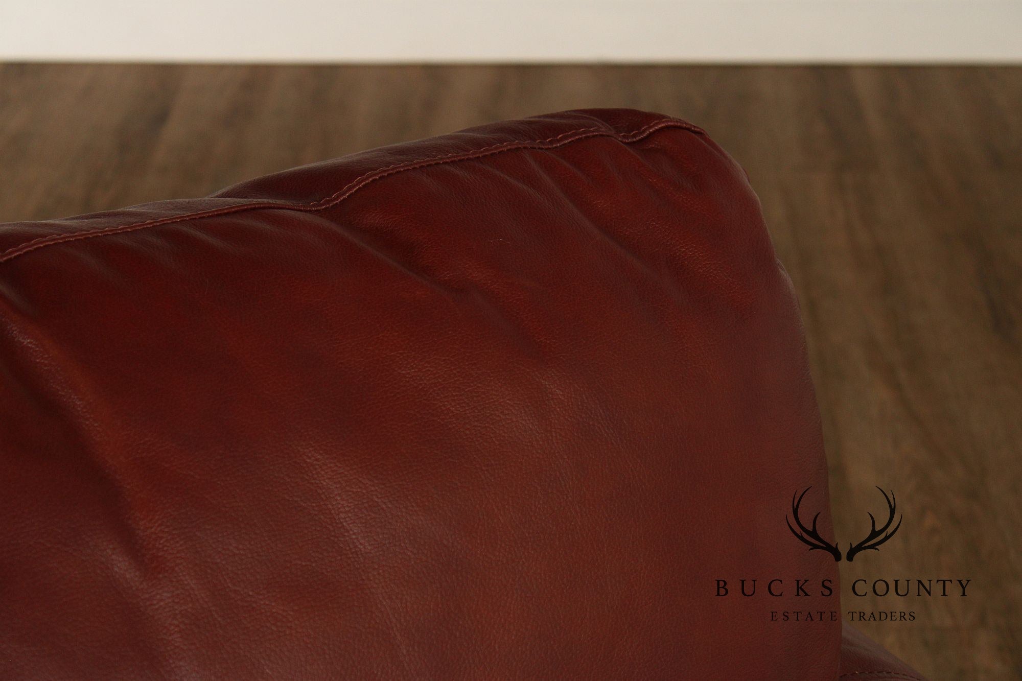 Traditional Leather Loveseat