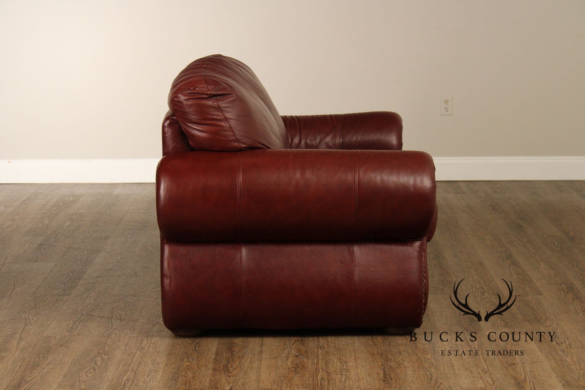 Traditional Leather Loveseat