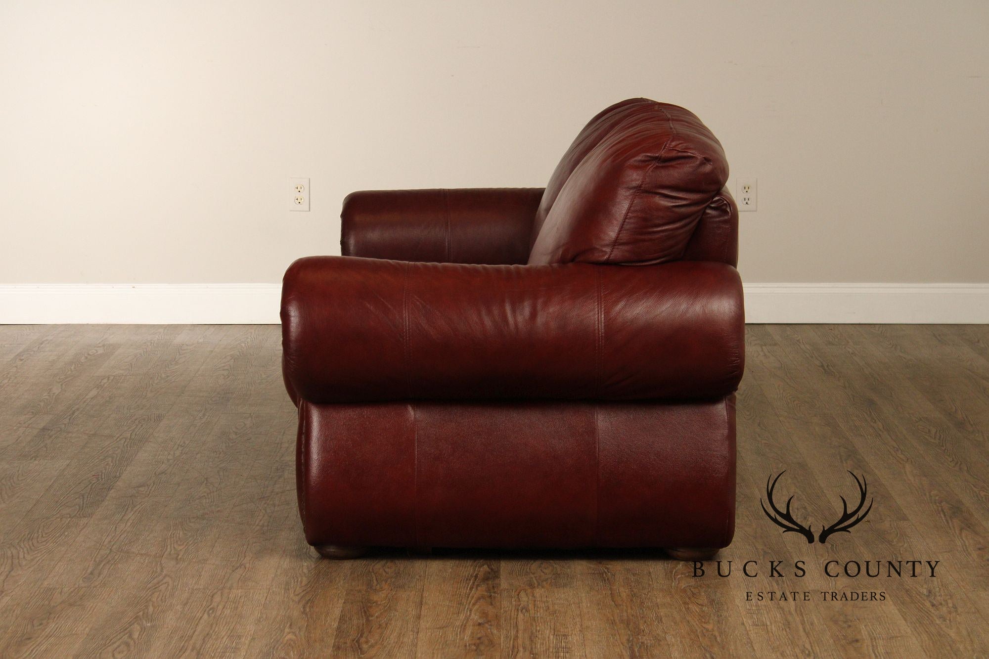 Traditional Leather Loveseat