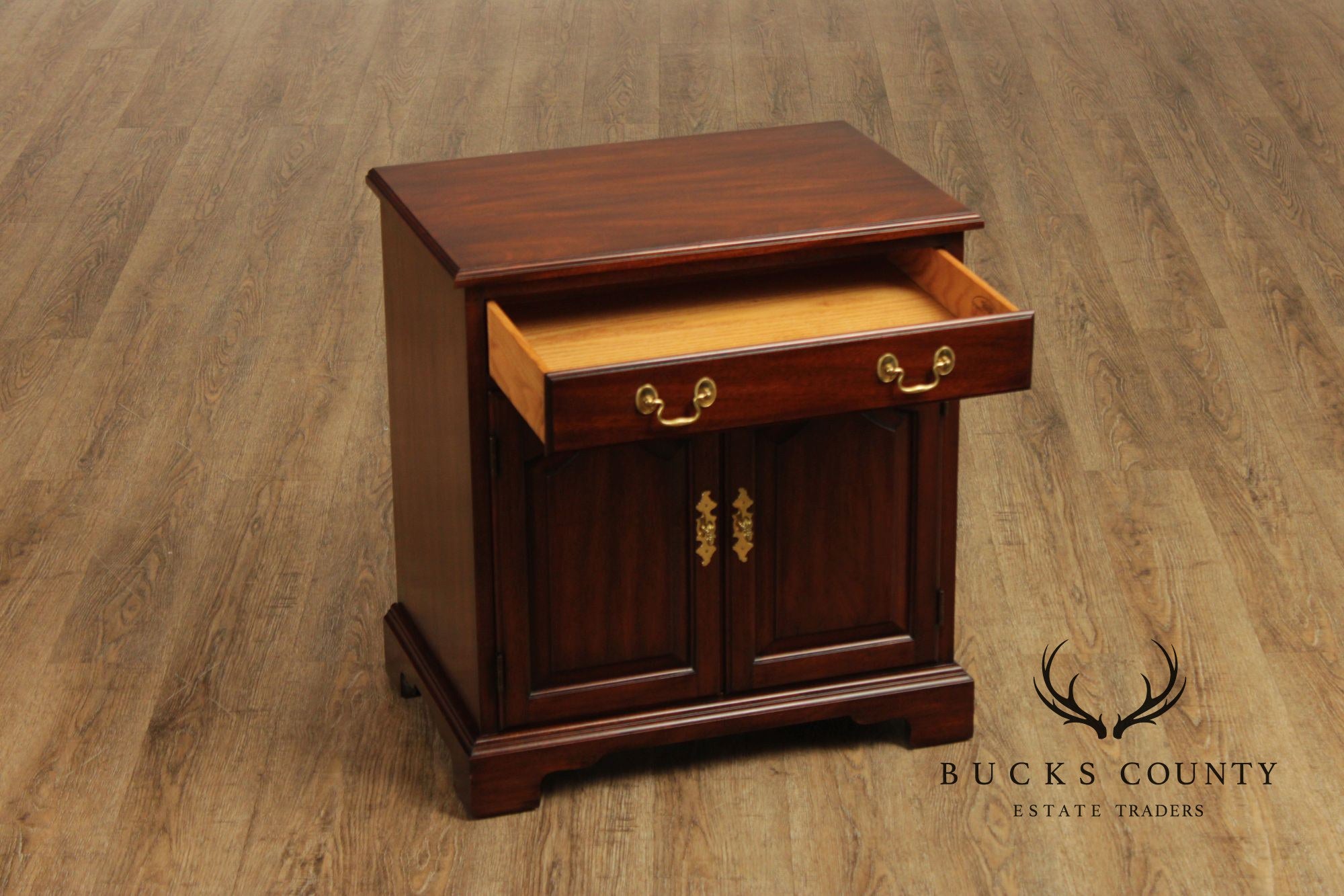 Henkel Harris Virginia Galleries Pair Of Traditional Mahogany Nightstands