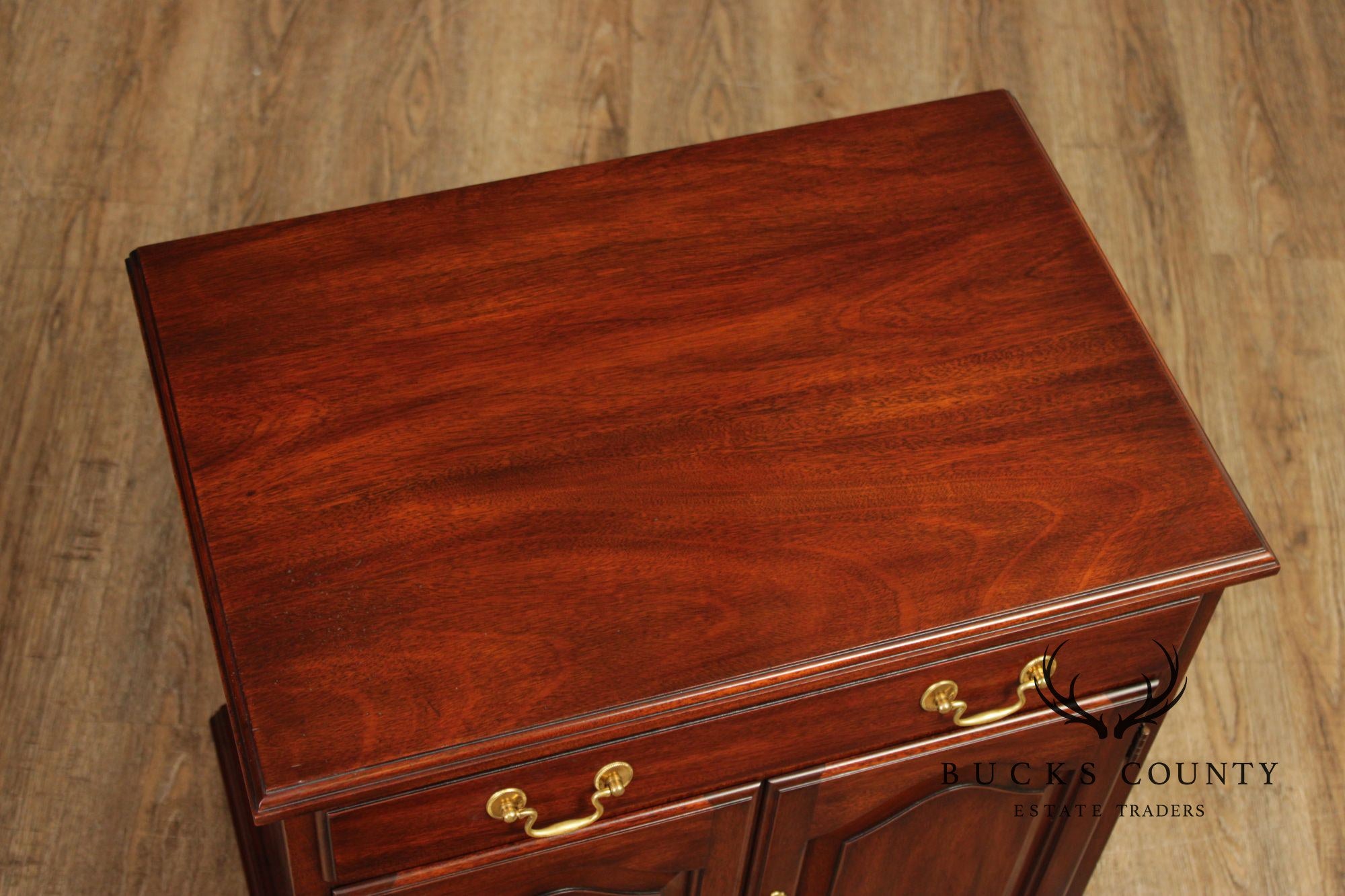 Henkel Harris Virginia Galleries Pair Of Traditional Mahogany Nightstands
