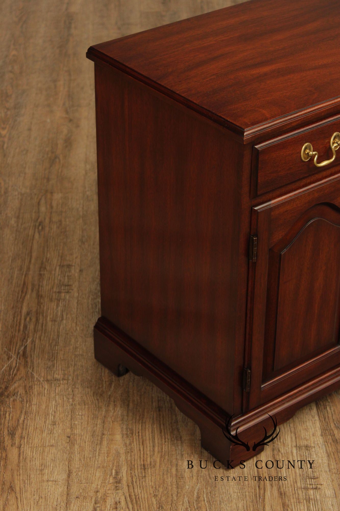 Henkel Harris Virginia Galleries Pair Of Traditional Mahogany Nightstands