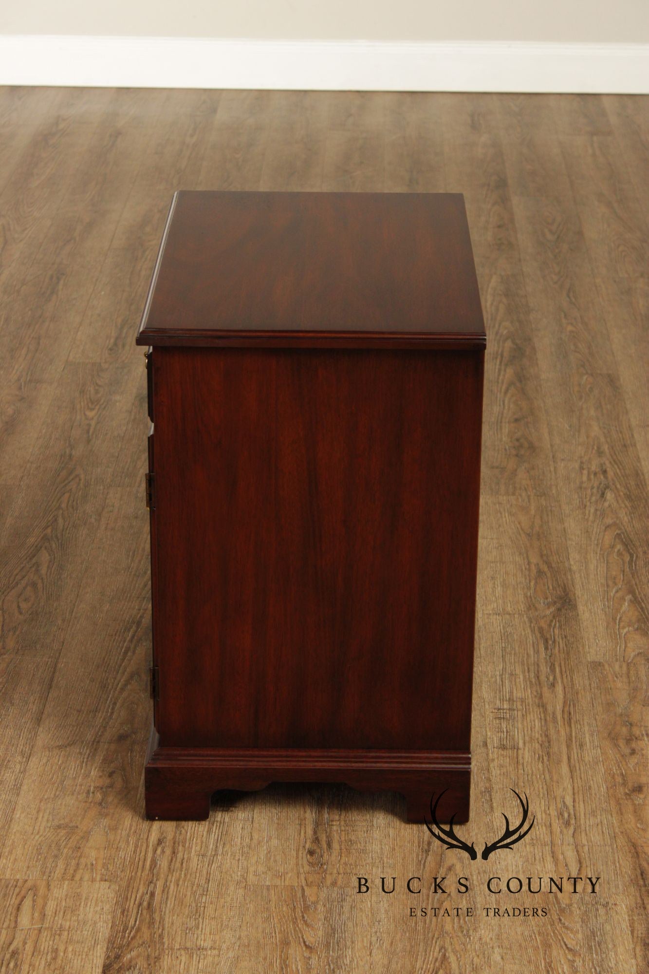 Henkel Harris Virginia Galleries Pair Of Traditional Mahogany Nightstands