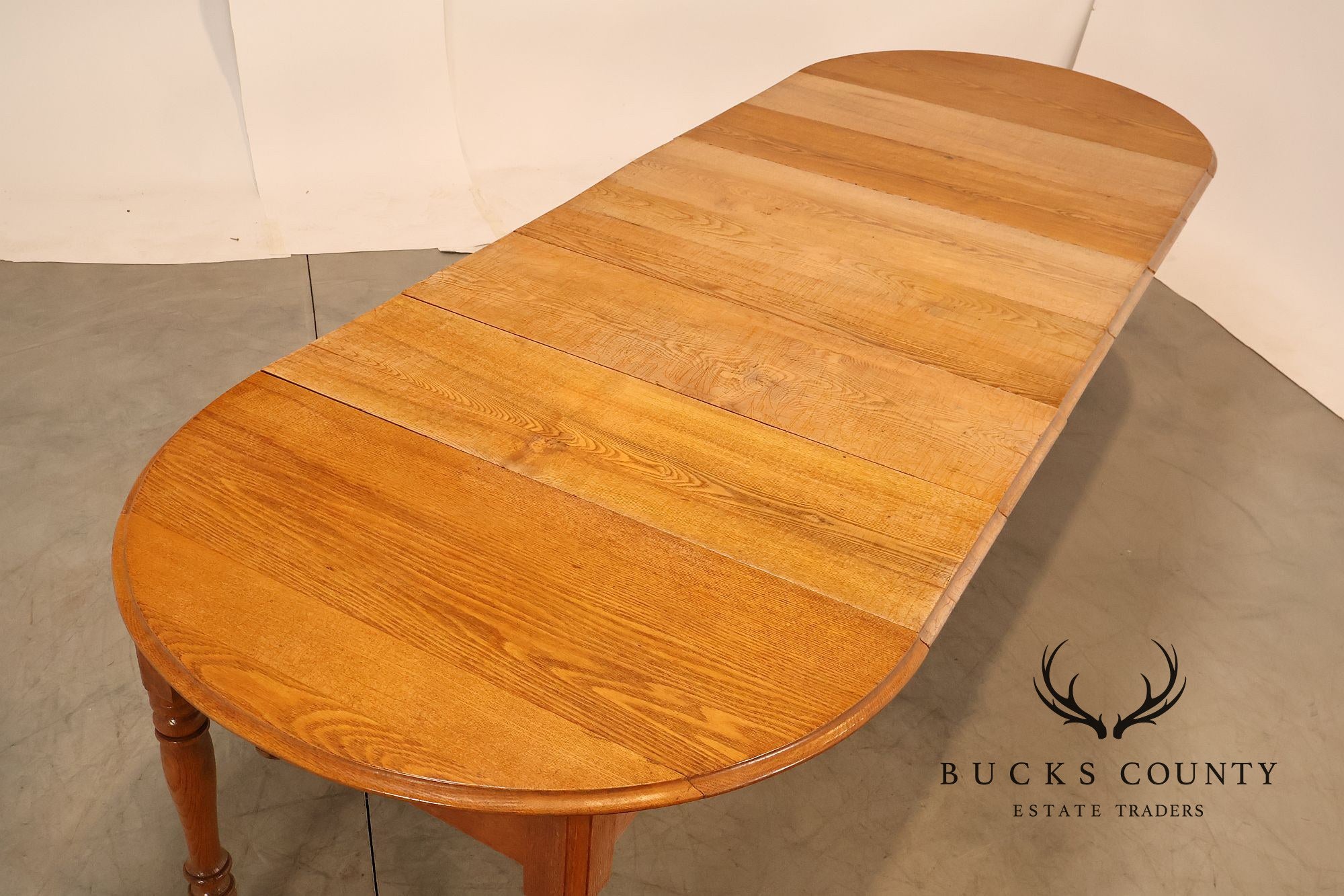 Antique Farmhouse Style Round Oak Extendable Dining Table