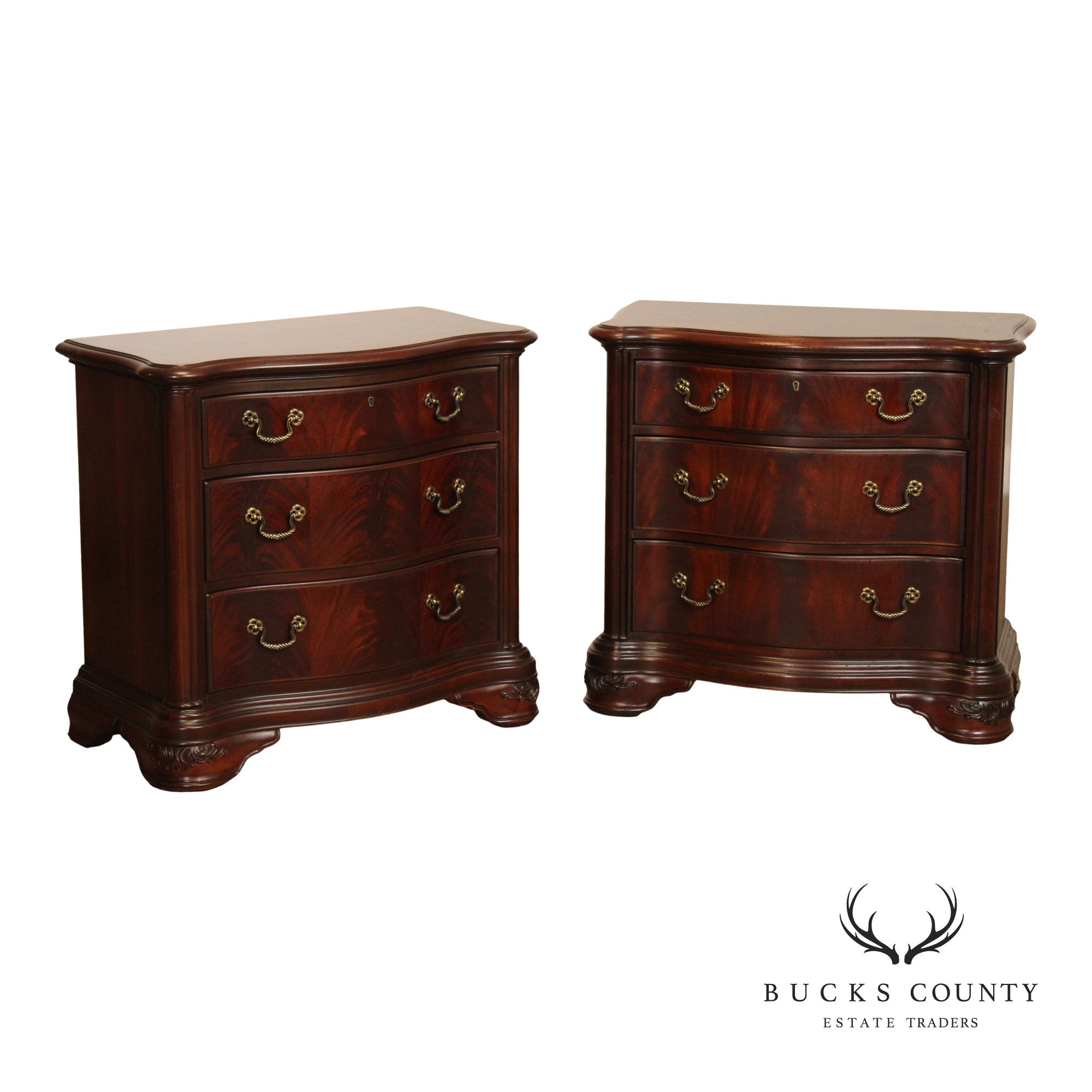 Thomasville 'Kent Park' Pair of Mahogany Nightstands