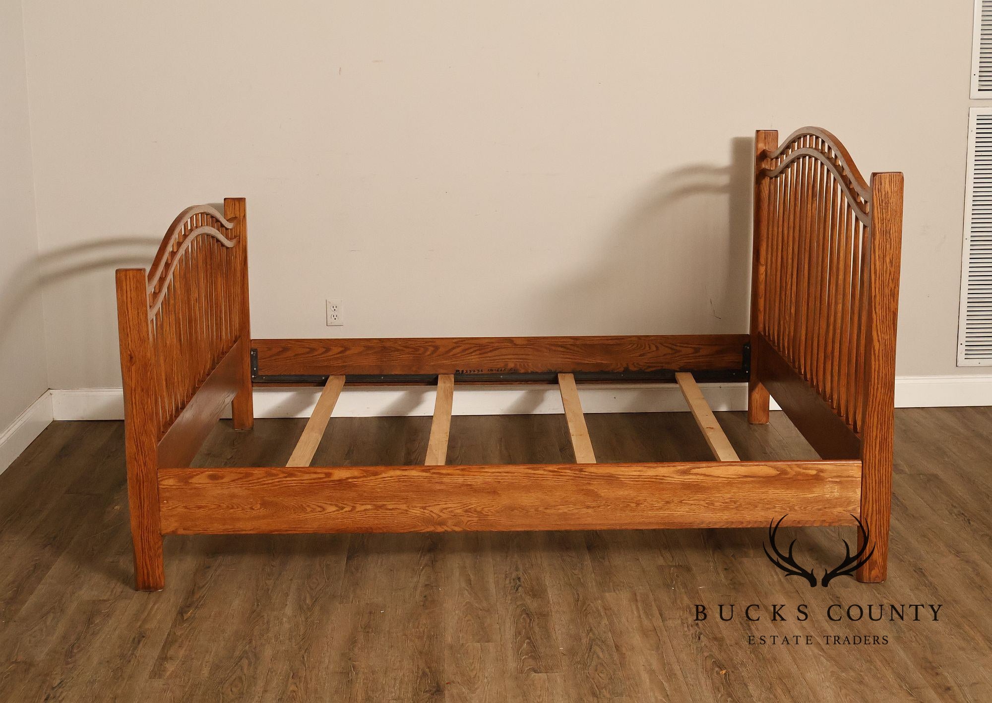 Hunt Country Furniture Windsor Style Oak King Size Bed