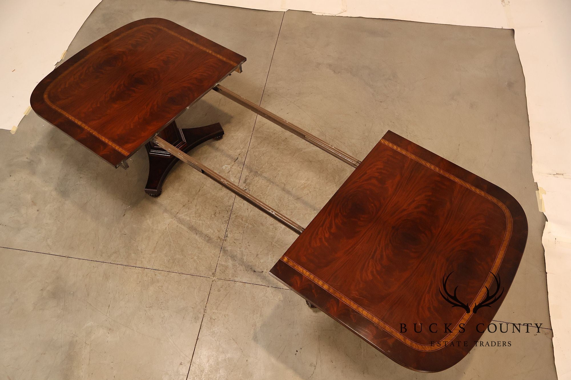 Henredon Historic Natchez Collection Mahogany Extendable Dining Table