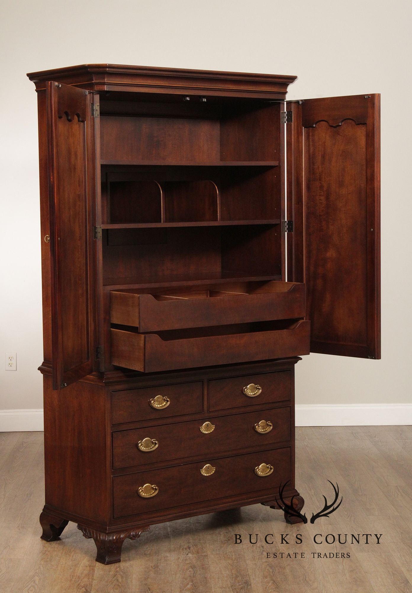 Henredon Georgian Style Mahogany Armoire