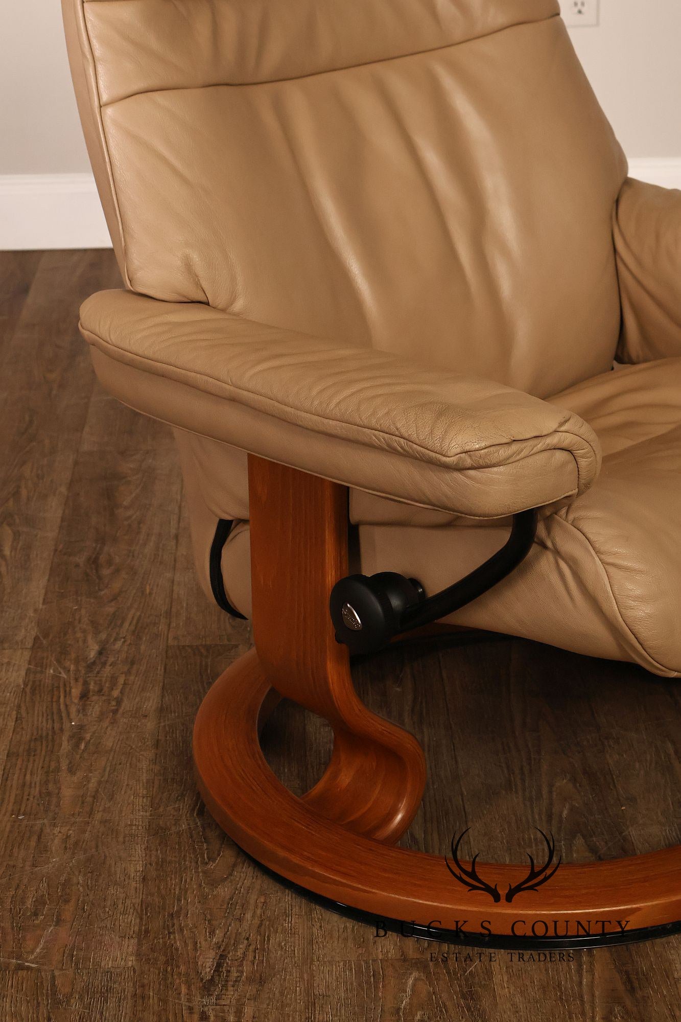 Ekornes Stressless Modern Leather Recliner And Ottoman