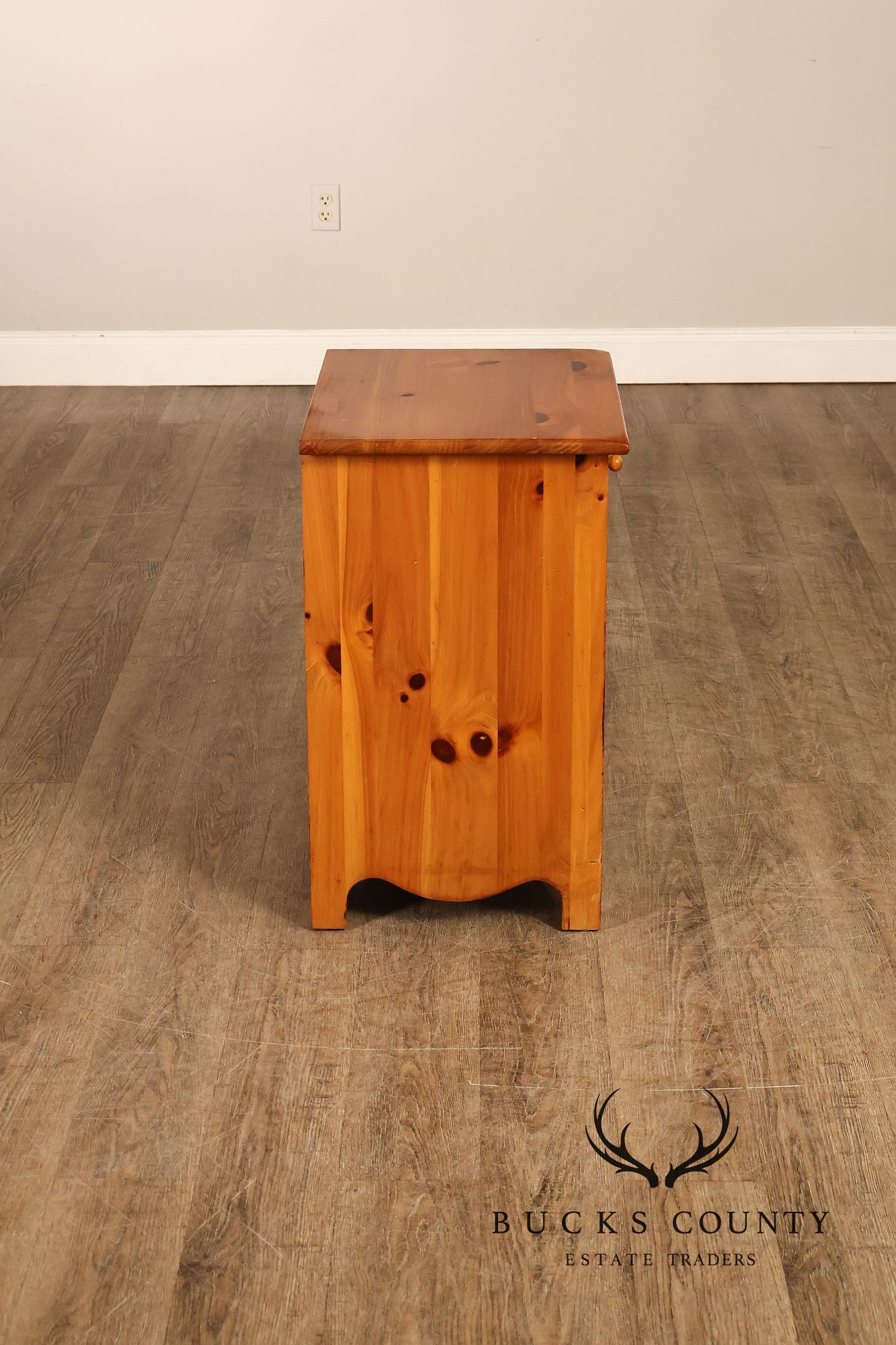 Ethan Allen Early American Style Pair of Pine Nightstands