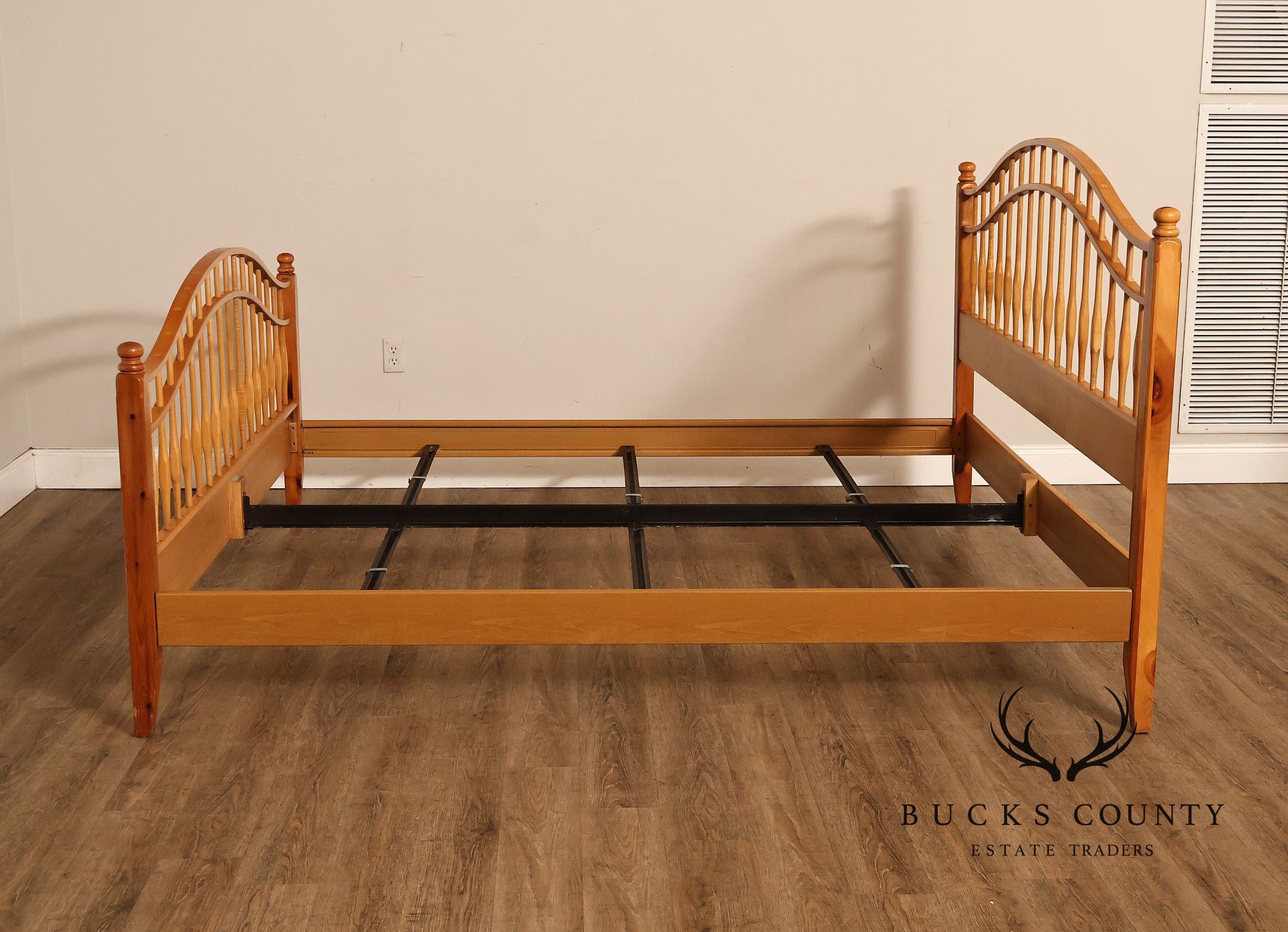 Ethan Allen Country Crossings Collection King Size Windsor Bed