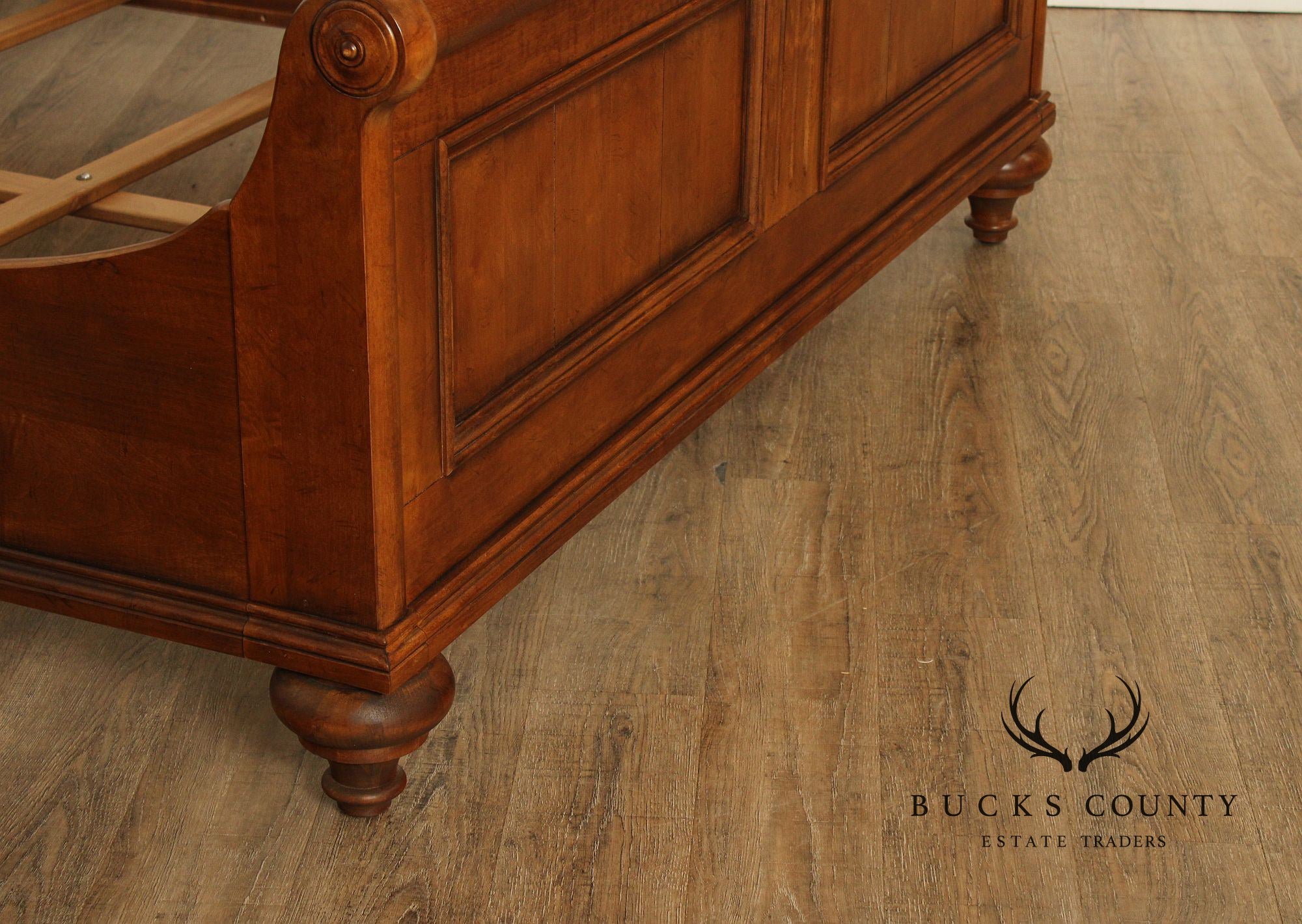 ETHAN ALLEN ‘NEW COUNTRY’ MAPLE QUEEN SLEIGH BED