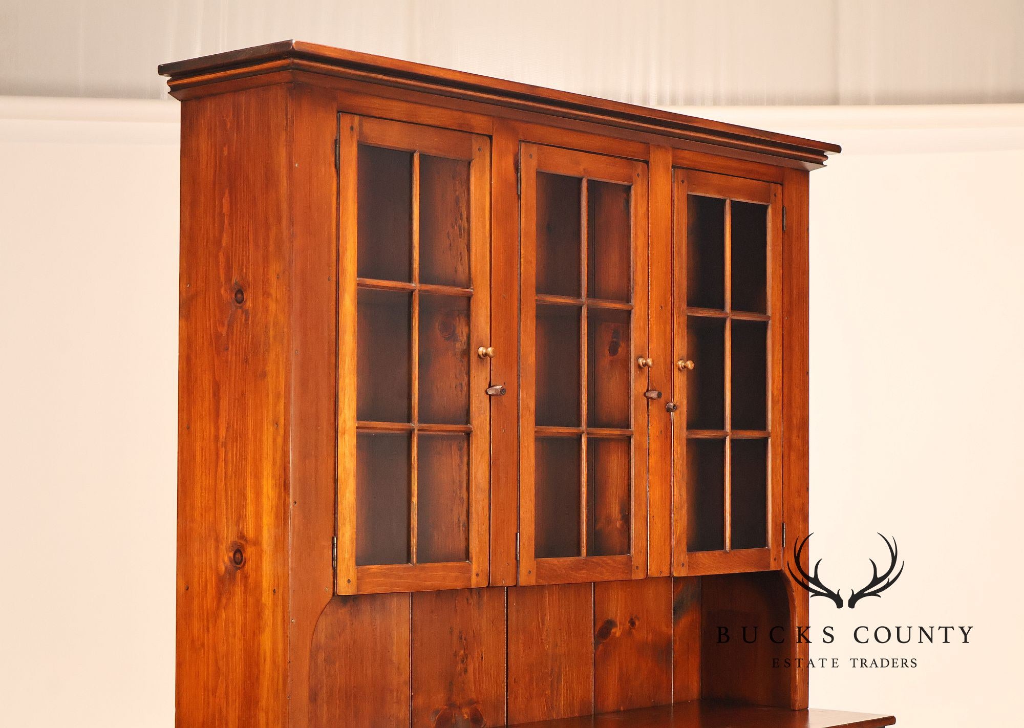Vintage Farmhouse Style Distress Painted Pine Sideboard with Hutch Top
