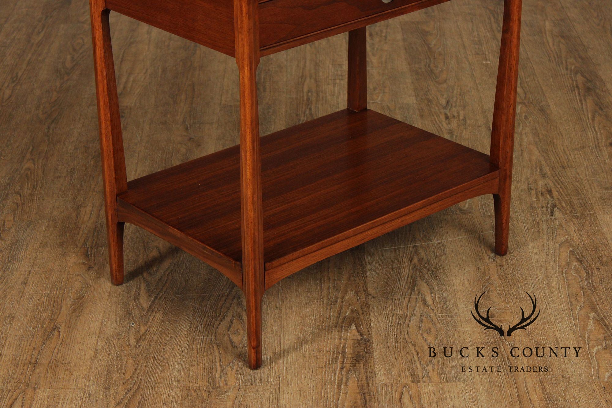 Thomasville Motif Mid Century Modern Walnut Pair Of One Drawer Nightstands