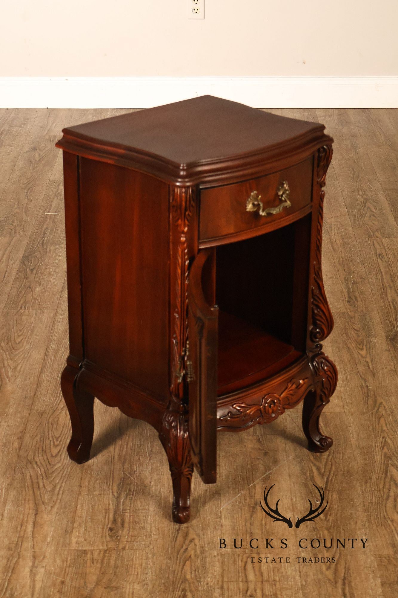 1940s Vintage Pair of Mahogany Nightstands