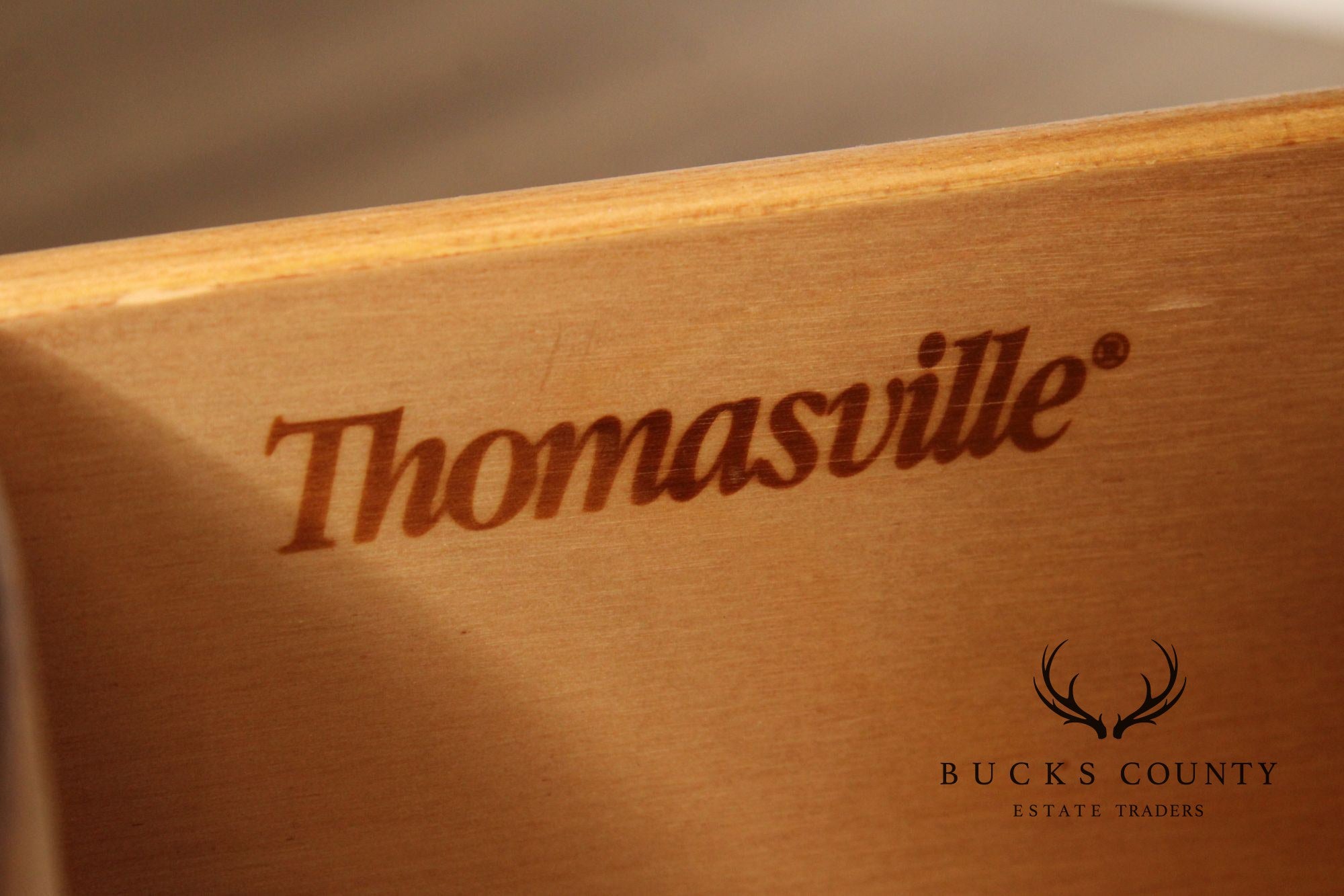 Thomasville 'Kent Park' Pair of Mahogany Nightstands