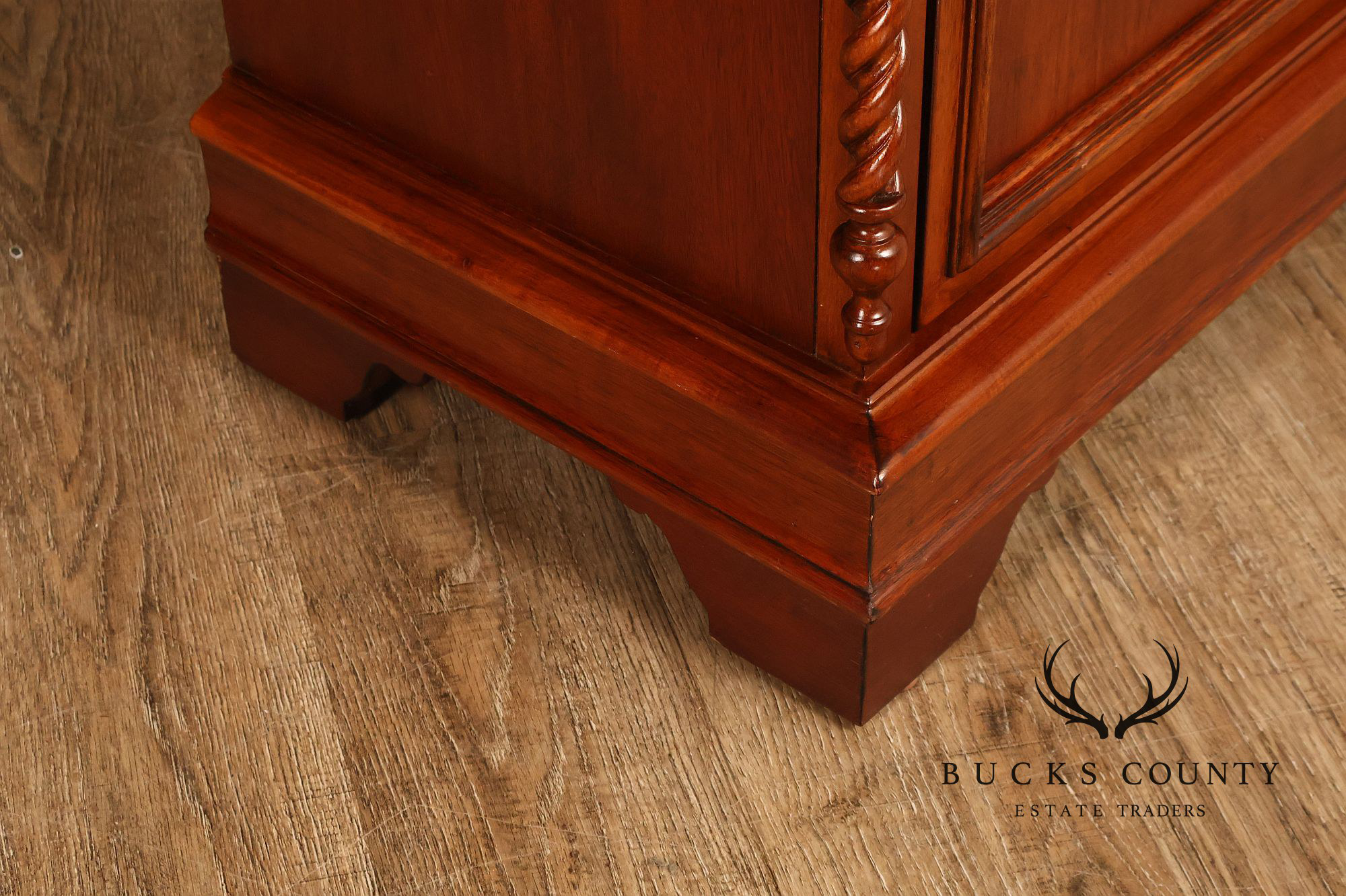 Lexington 'Vestiges' Pair of Mahogany Nightstands