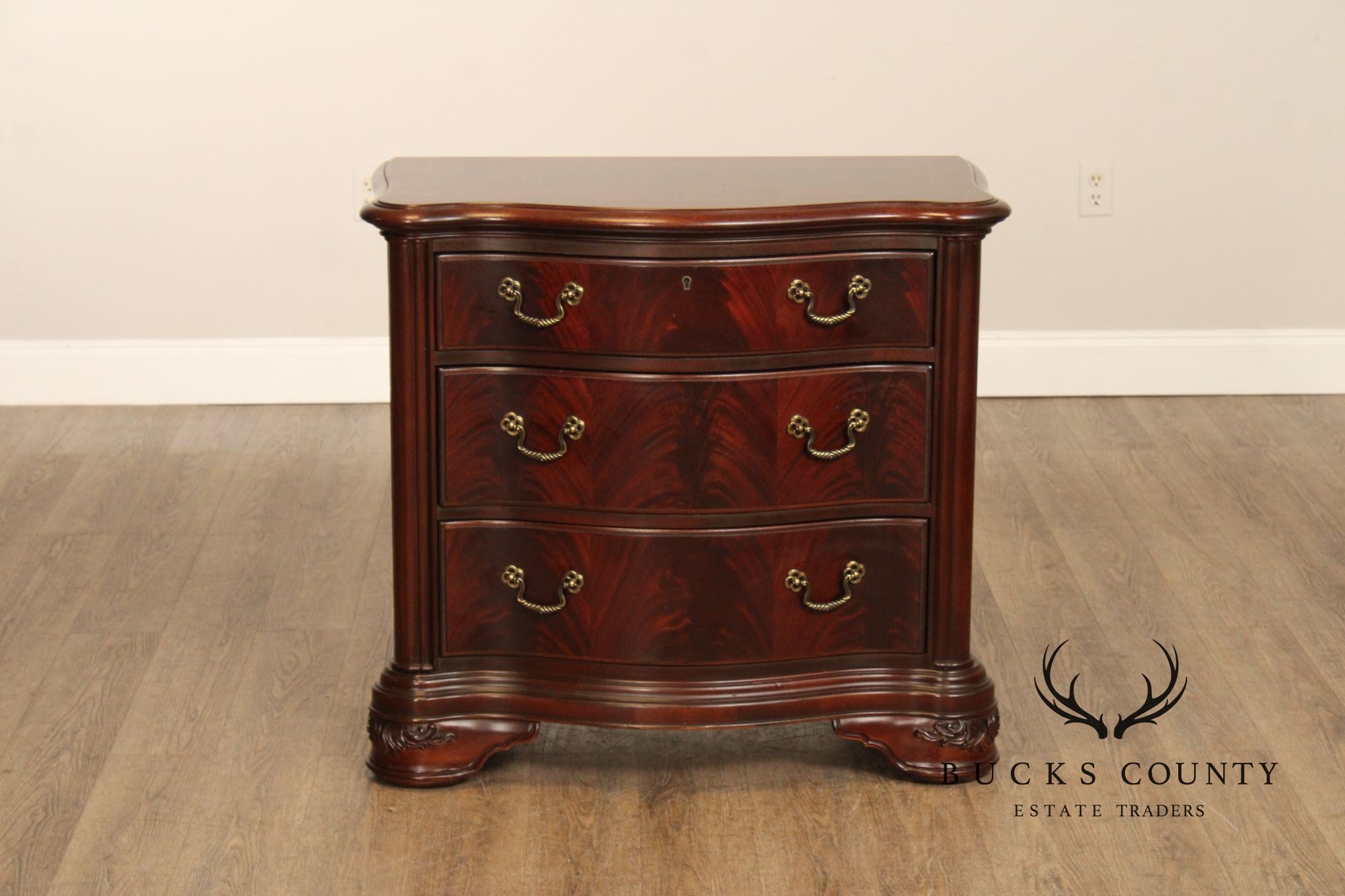 Thomasville 'Kent Park' Pair of Mahogany Nightstands