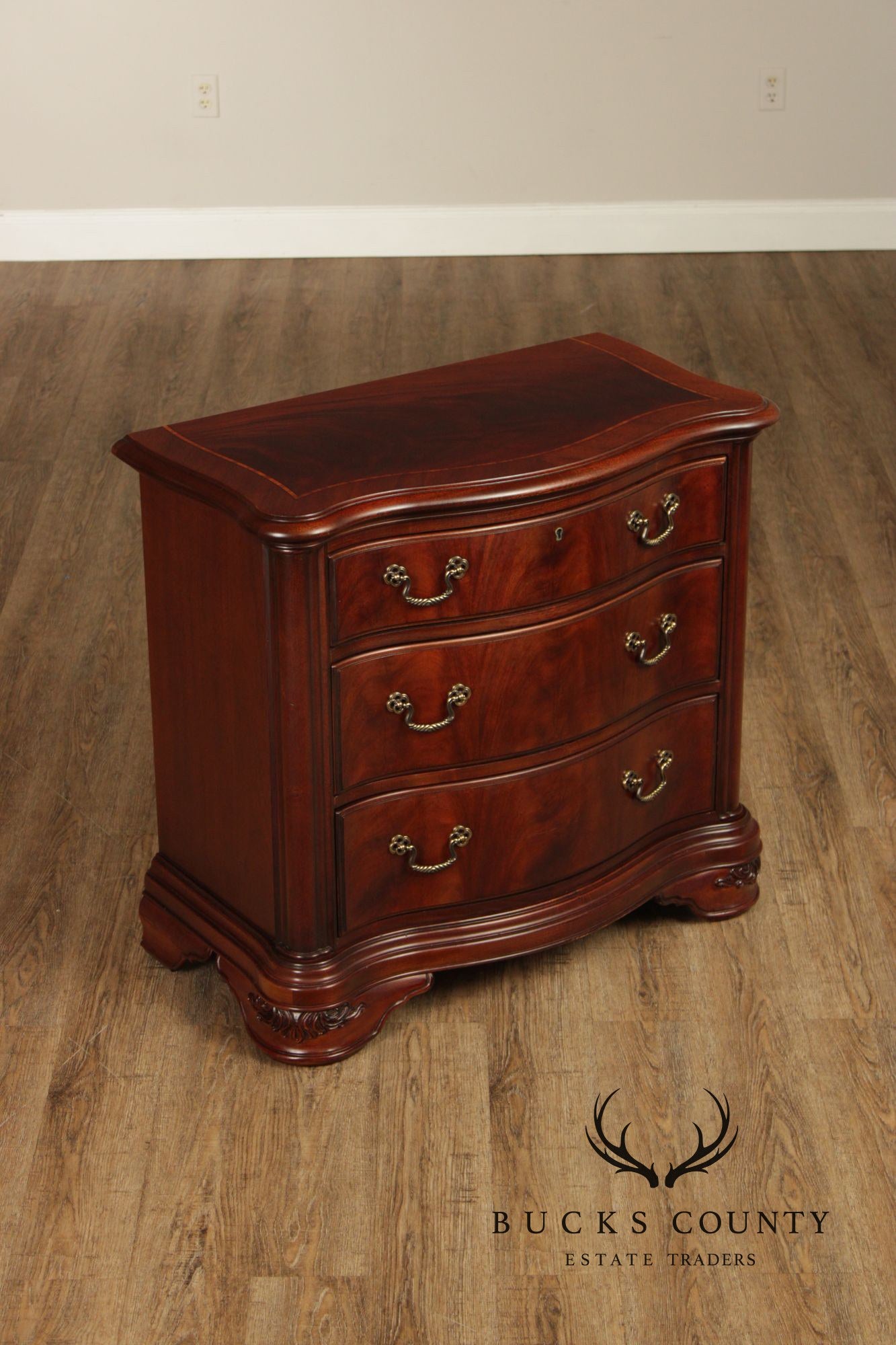 Thomasville 'Kent Park' Pair of Mahogany Nightstands