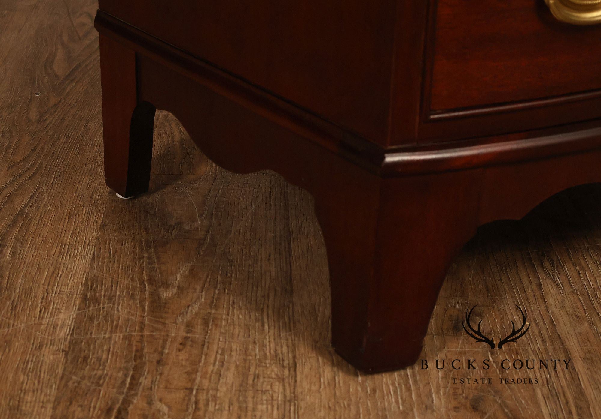 Thomasville Hepplewhite Style Pair Of Mahogany Bow Front Chest Nightstands