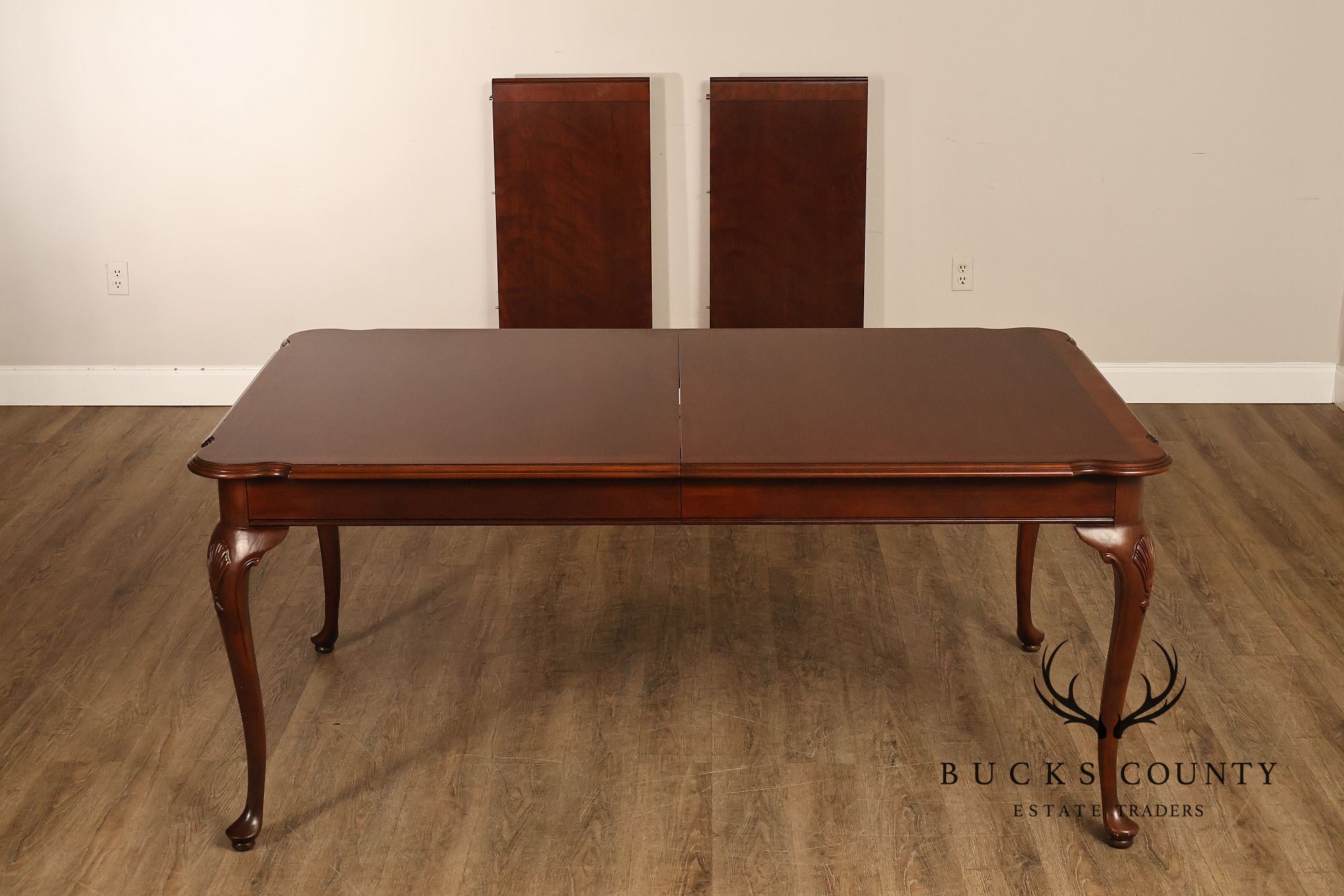 Ethan Allen Queen Anne Style Expandable Cherry Dining Table