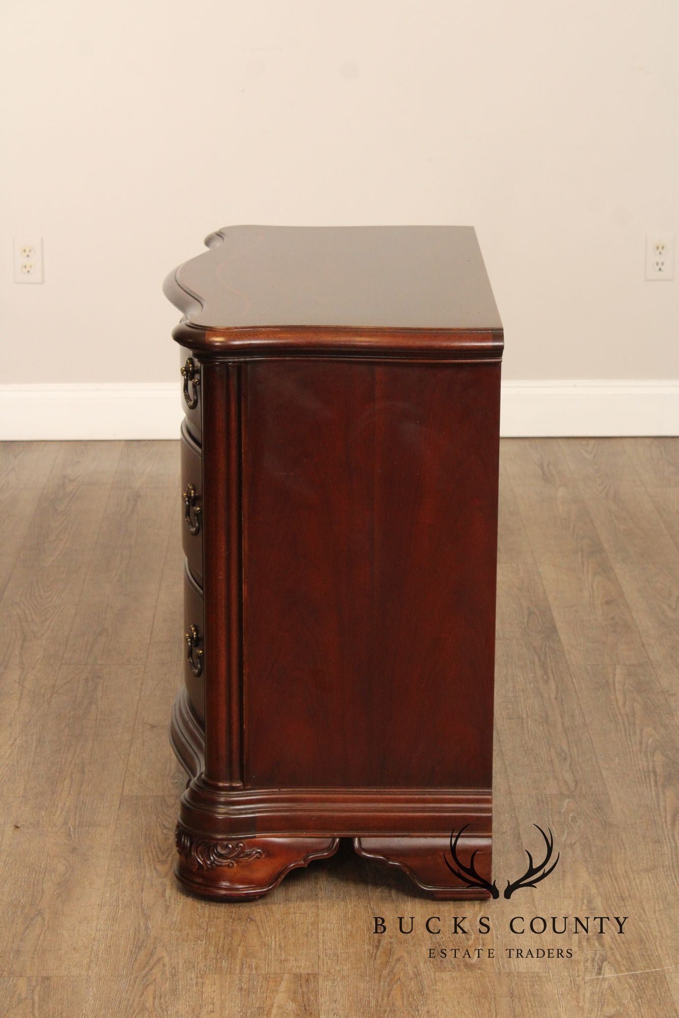 Thomasville 'Kent Park' Pair of Mahogany Nightstands