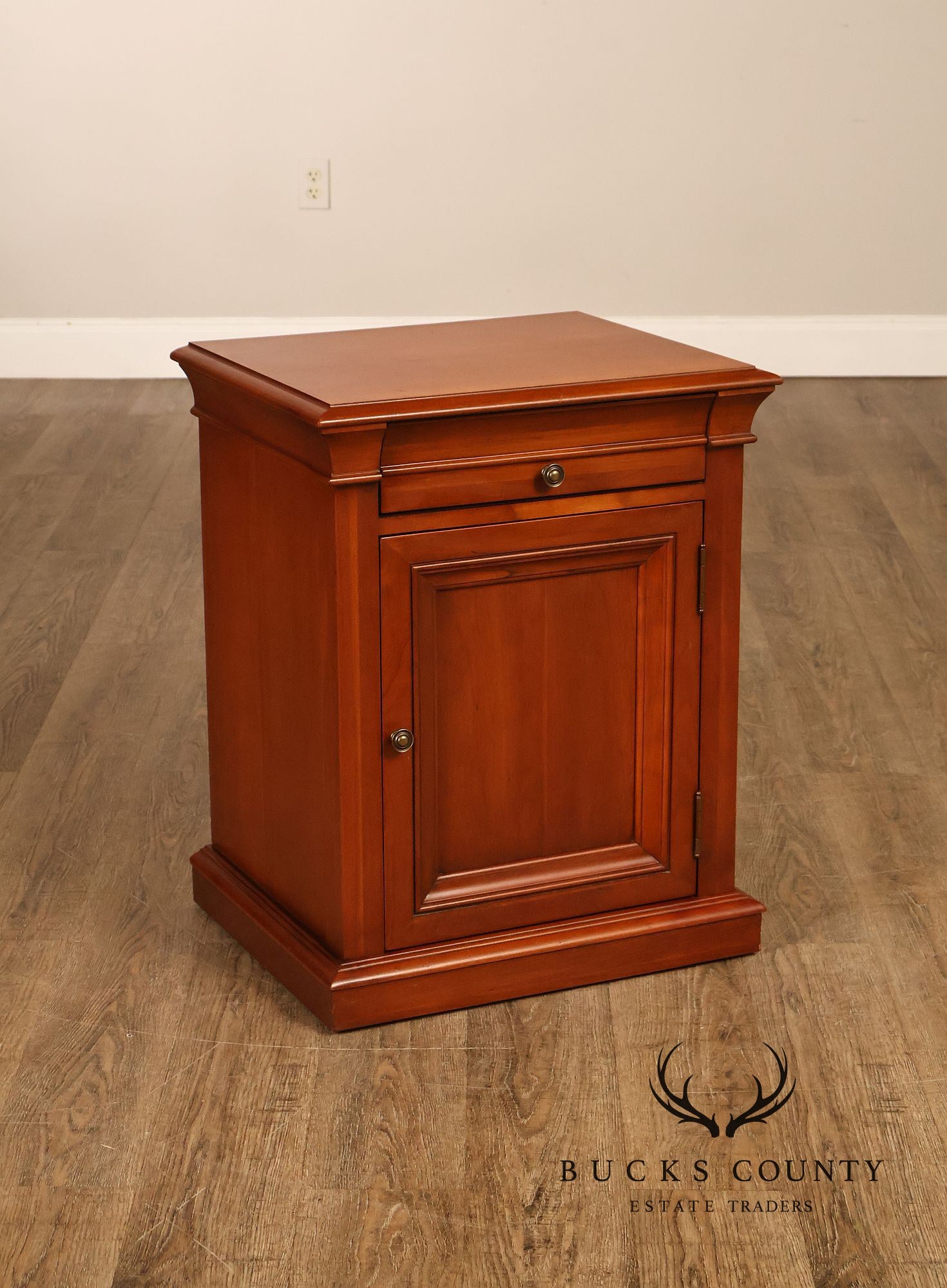 Ethan Allen 'Medallion' Pair of Cherry Bedside Cabinets Nightstands