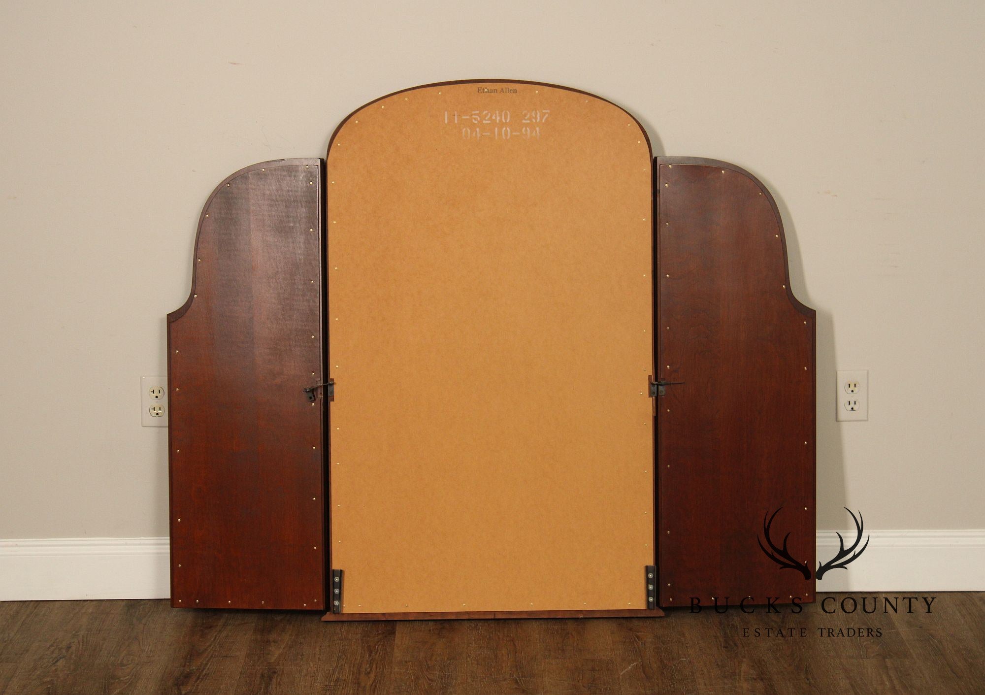 Ethan Allen 'Georgian Court' Cherry Tri-Fold Dresser Mirror