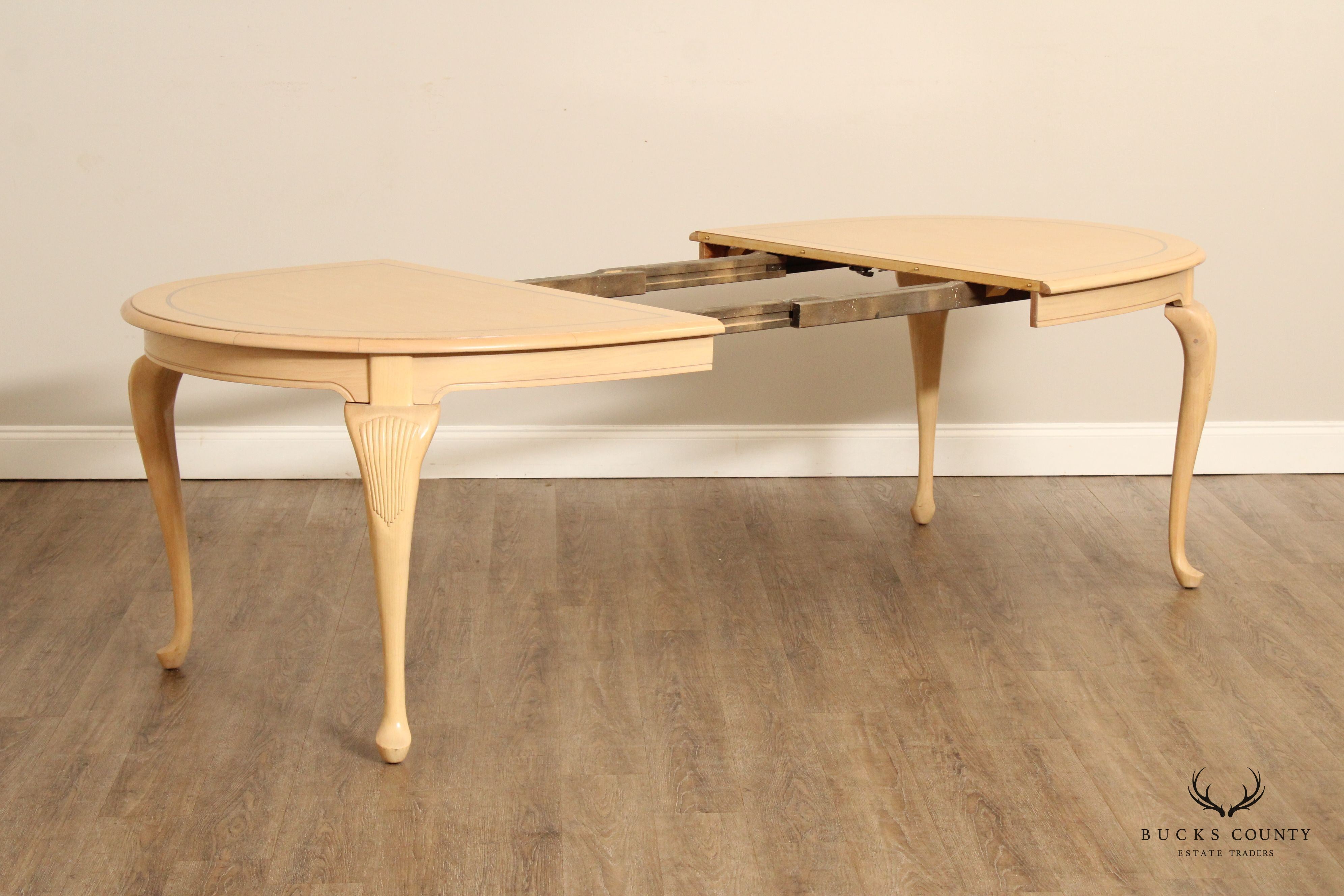 Bernhardt Queen Anne Style Expandable Oval Dining table