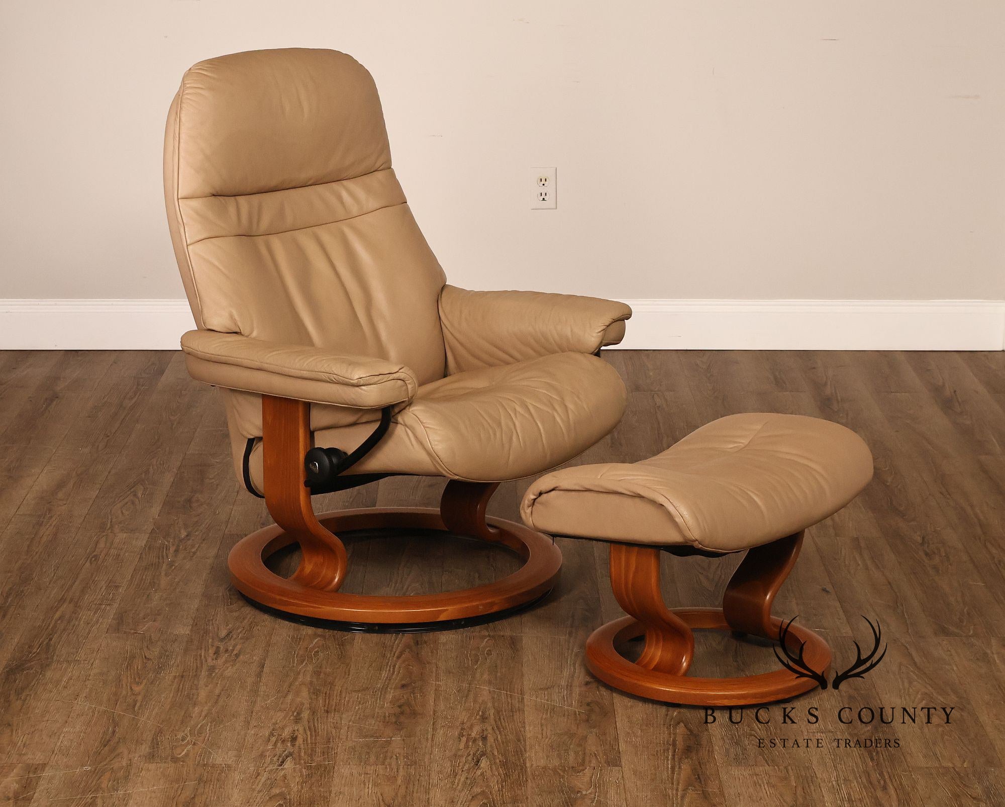 Ekornes Stressless Modern Leather Recliner And Ottoman
