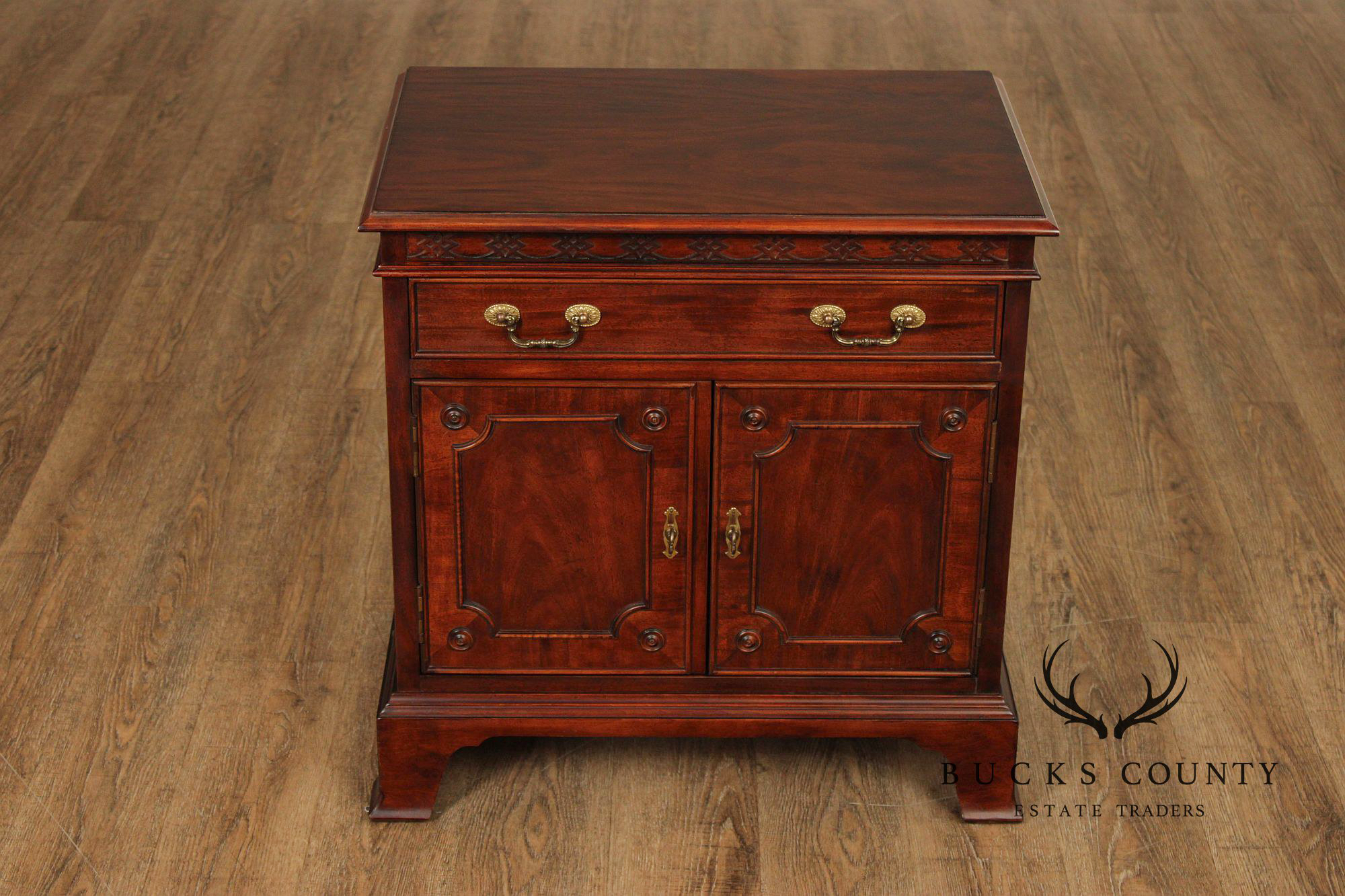 Century Furniture Georgian Style Pair of Mahogany Nightstands