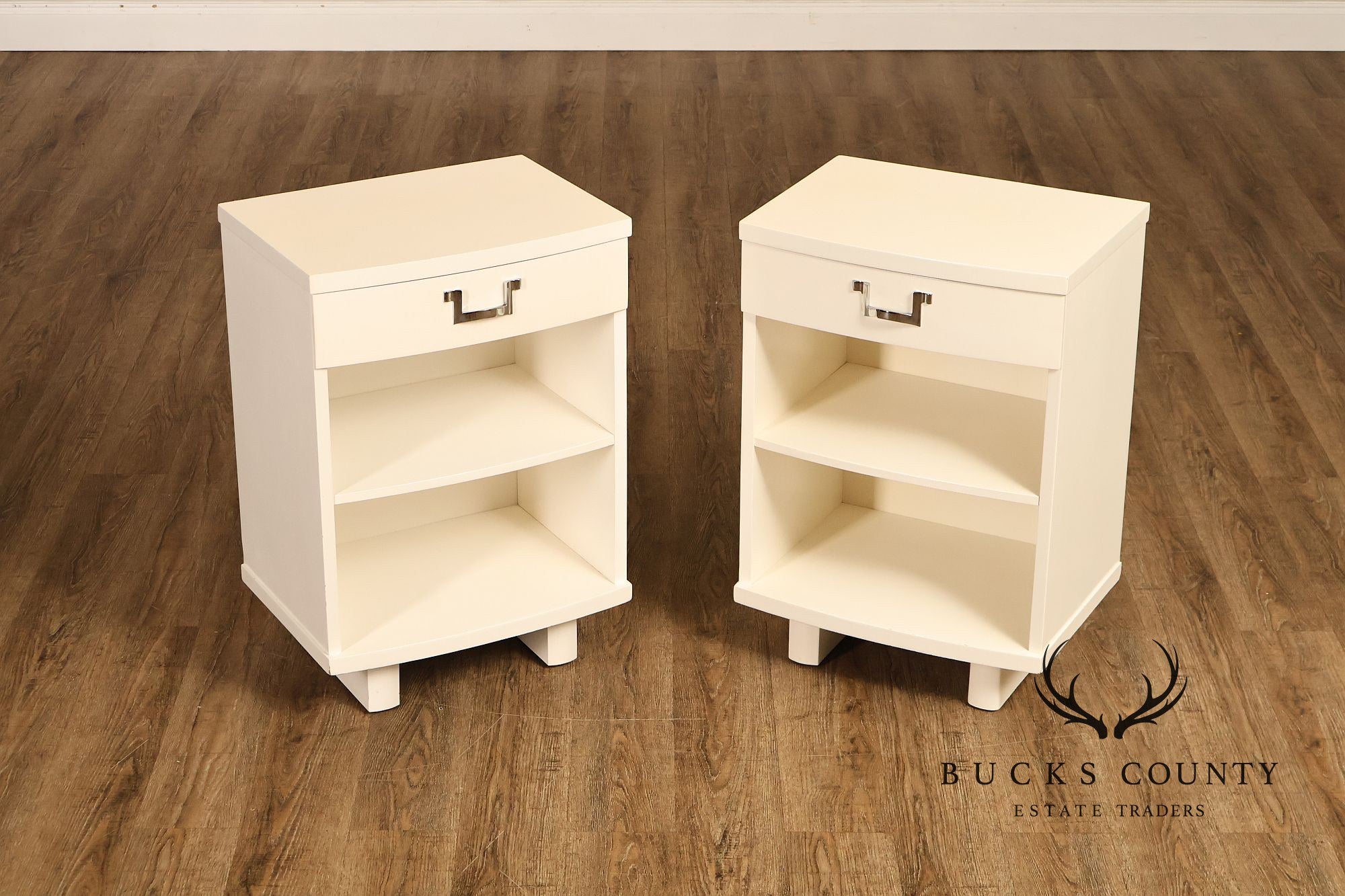 Rway Mid Century Modern Pair of White Lacquer Nightstands