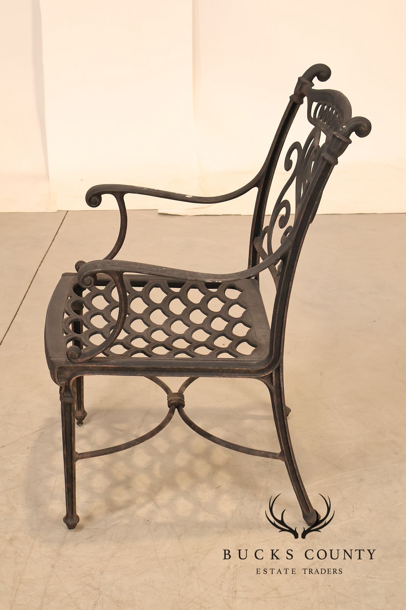 Hanamint Outdoor Round Cast Aluminum Dining Table and Chair Set