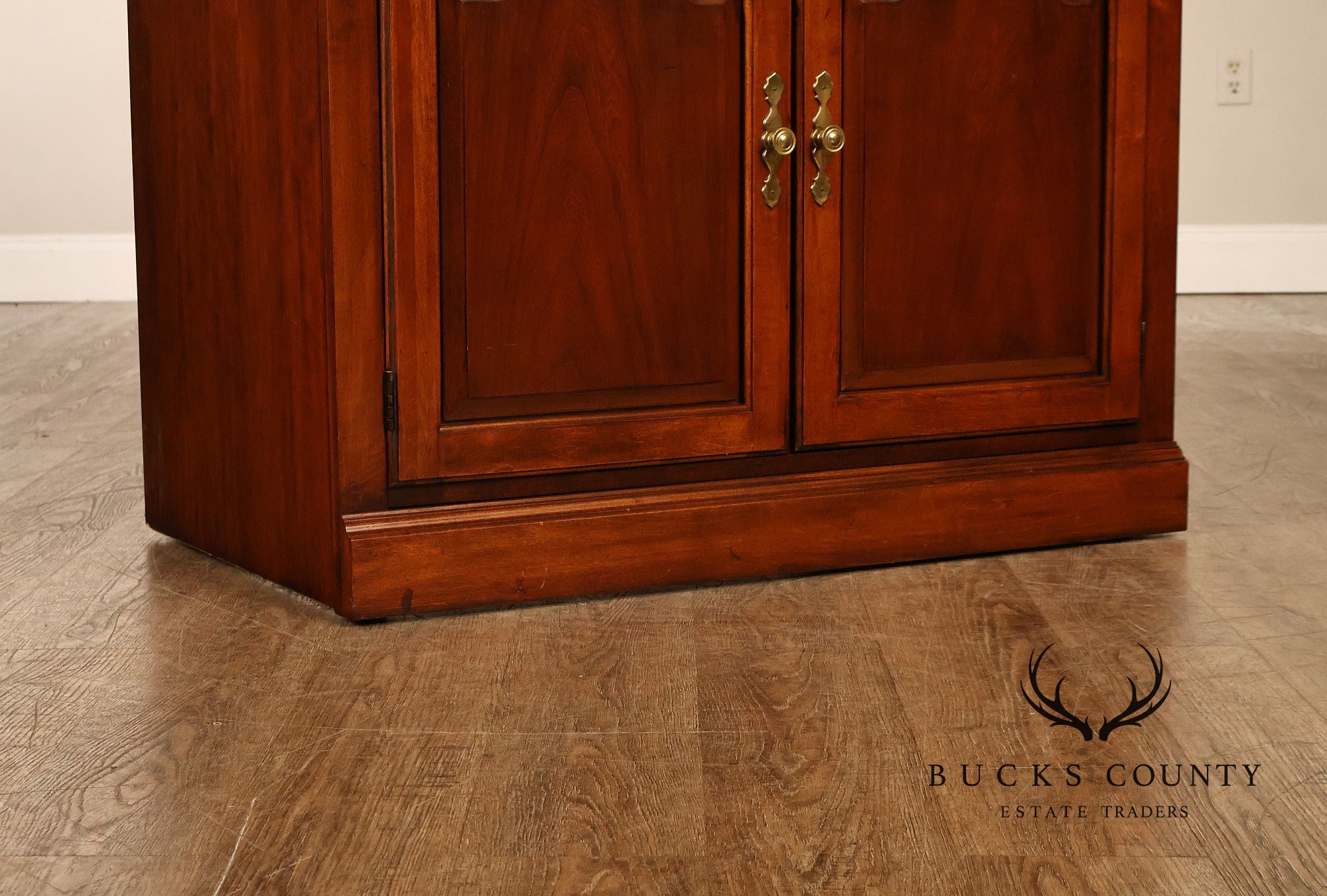 Thomasville Traditional Cherry Finish Entertainment Armoire Media Cabinet