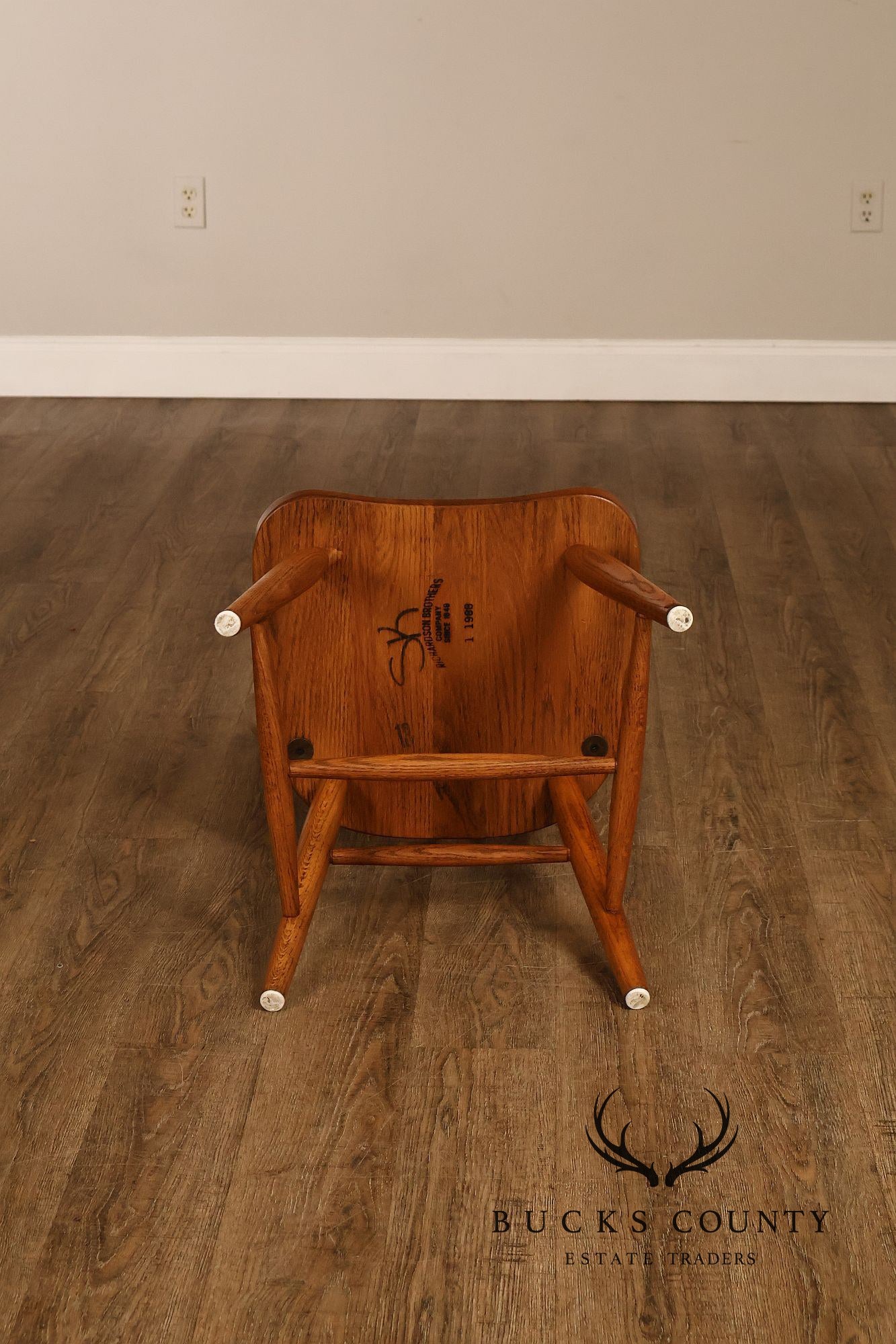 Richardson Brothers Colonial Windsor Style Set Of Seven Oak Dining Chairs