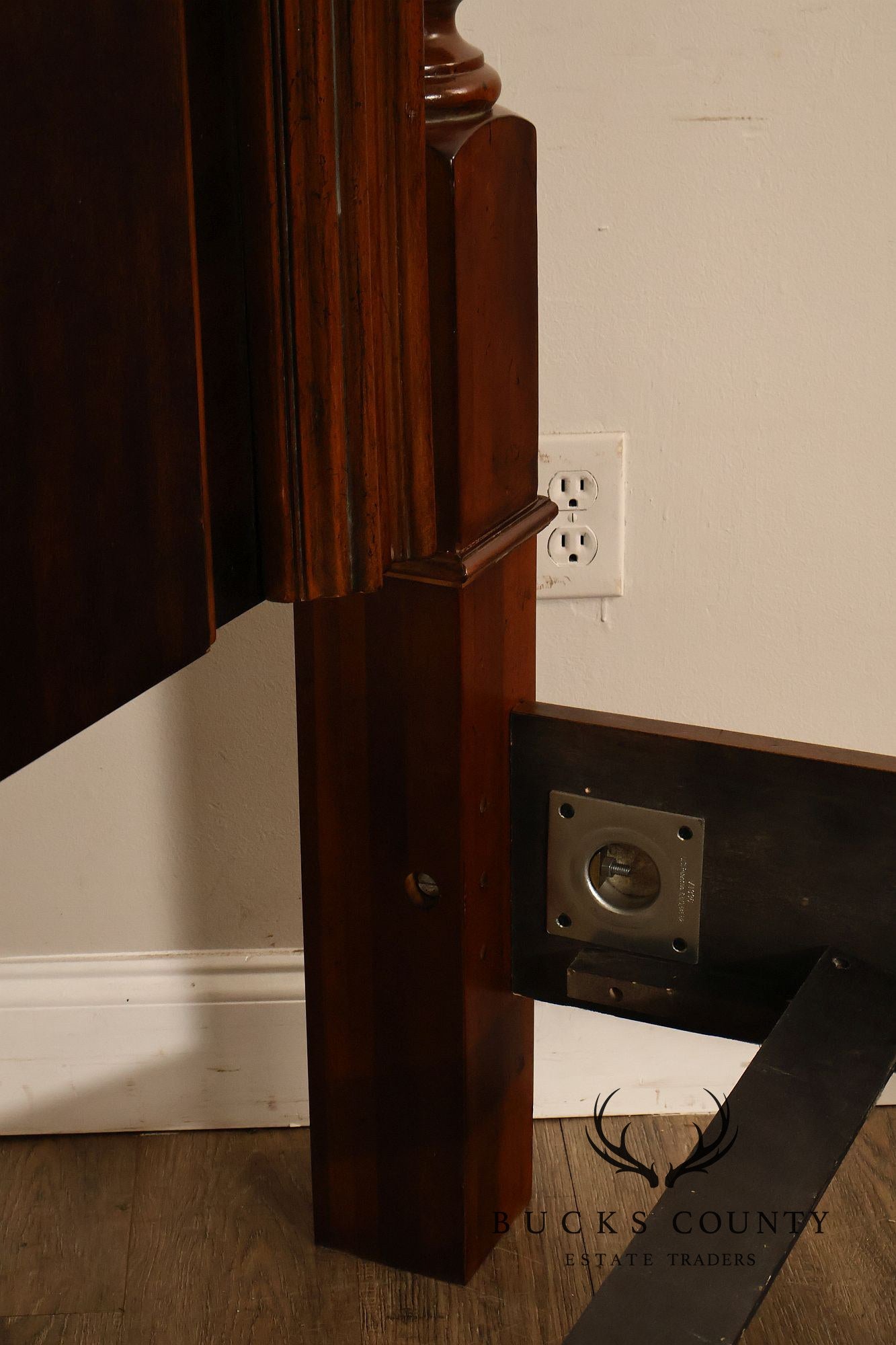 Pulaski Furniture 'St. Raphael' King Poster Bed